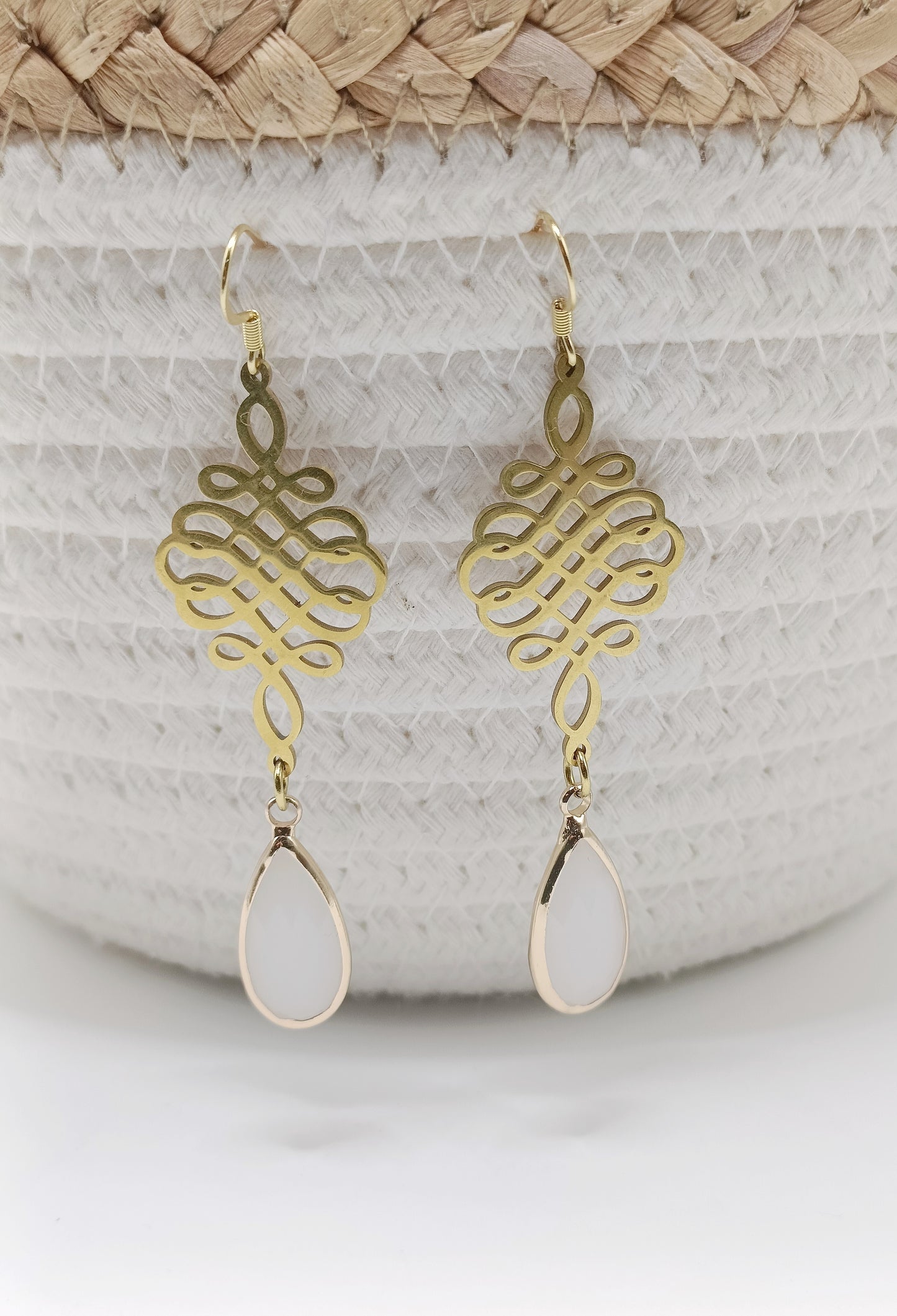 Rosny, les boucles d'oreilles pendantes dorées et perles