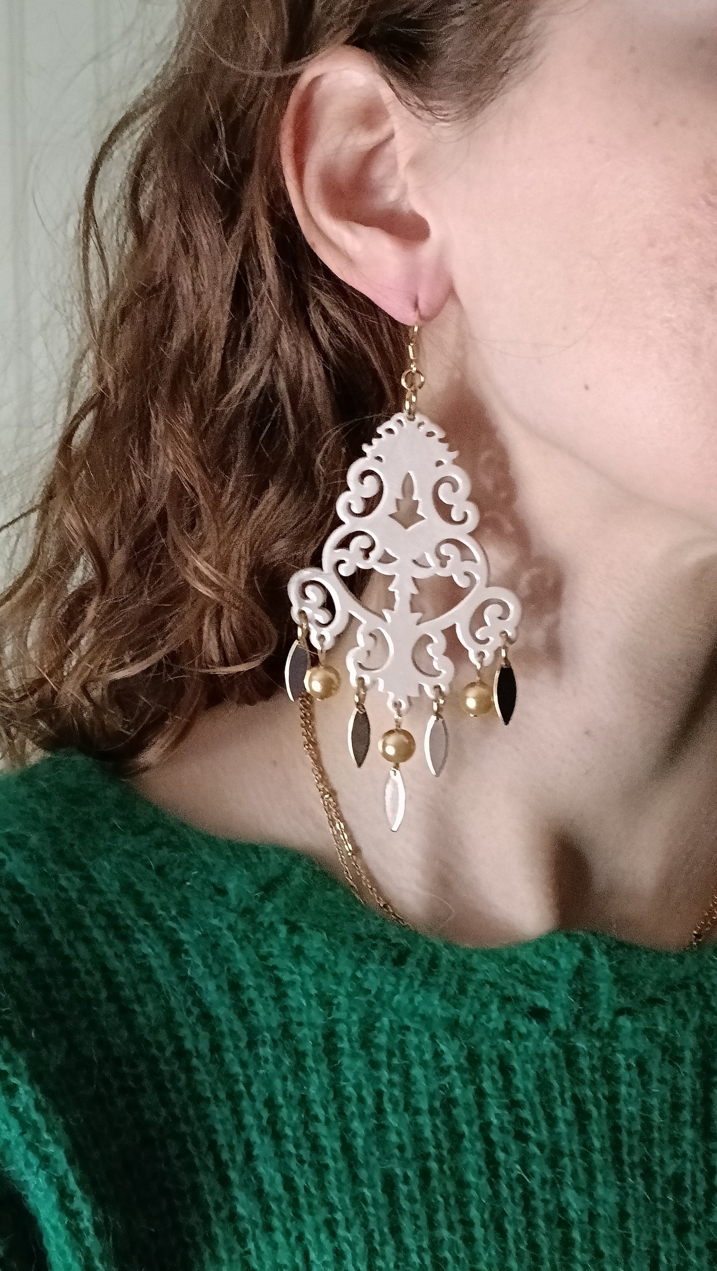 Agrippine, grandes boucles d'oreilles beige rosé et or
