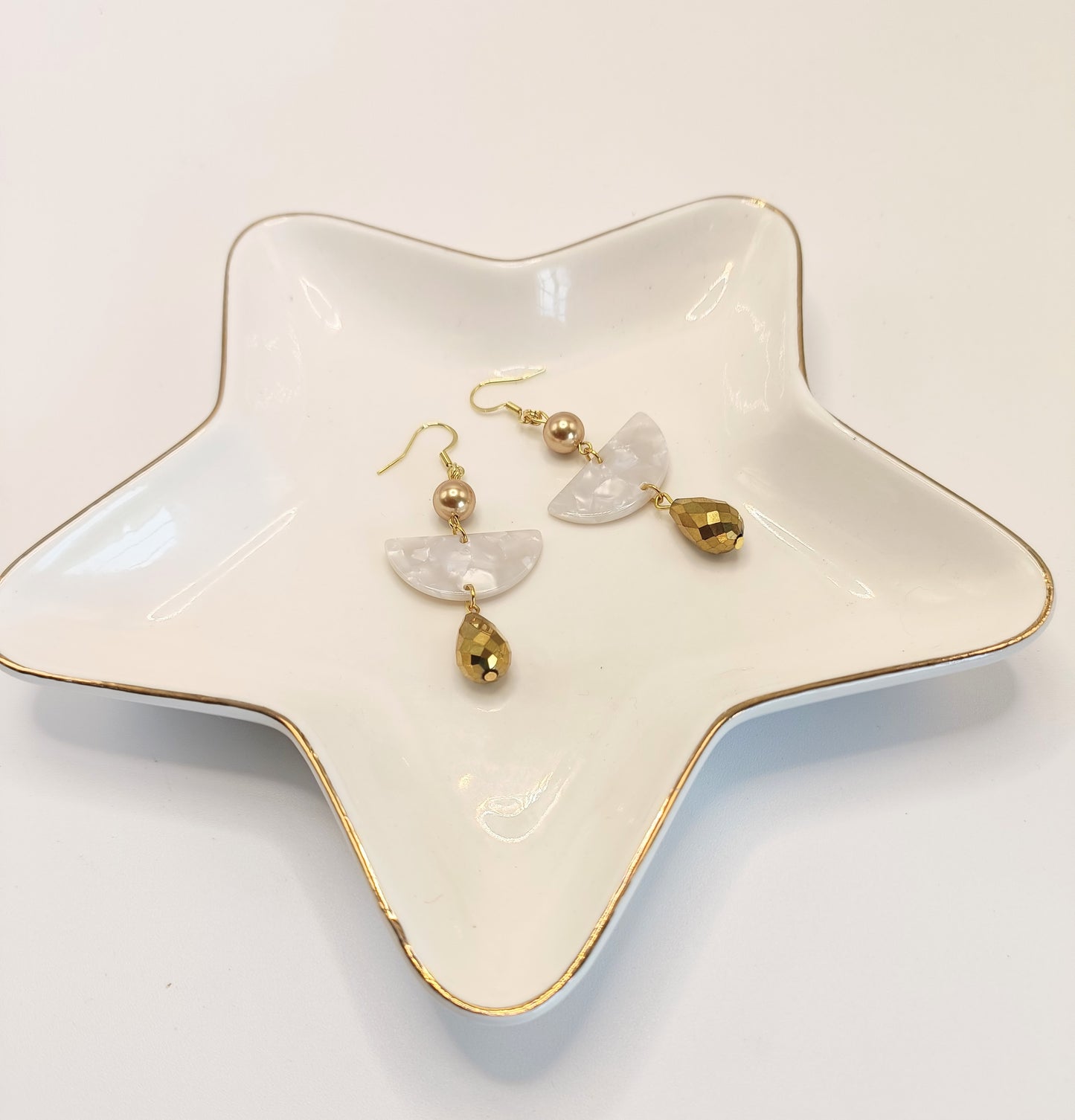 Boucles d'oreilles percées ou clips, perles dorées, connecteurs blanc marbré en acétate ou écaille de tortue