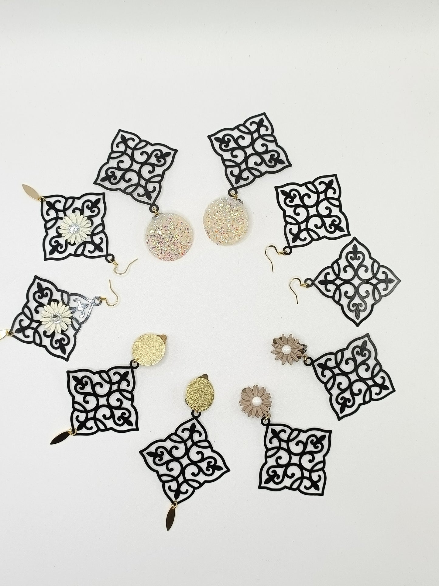 Amalia, grandes boucles d'oreilles stampes noires ultra légères et dorées, en percées ou clips