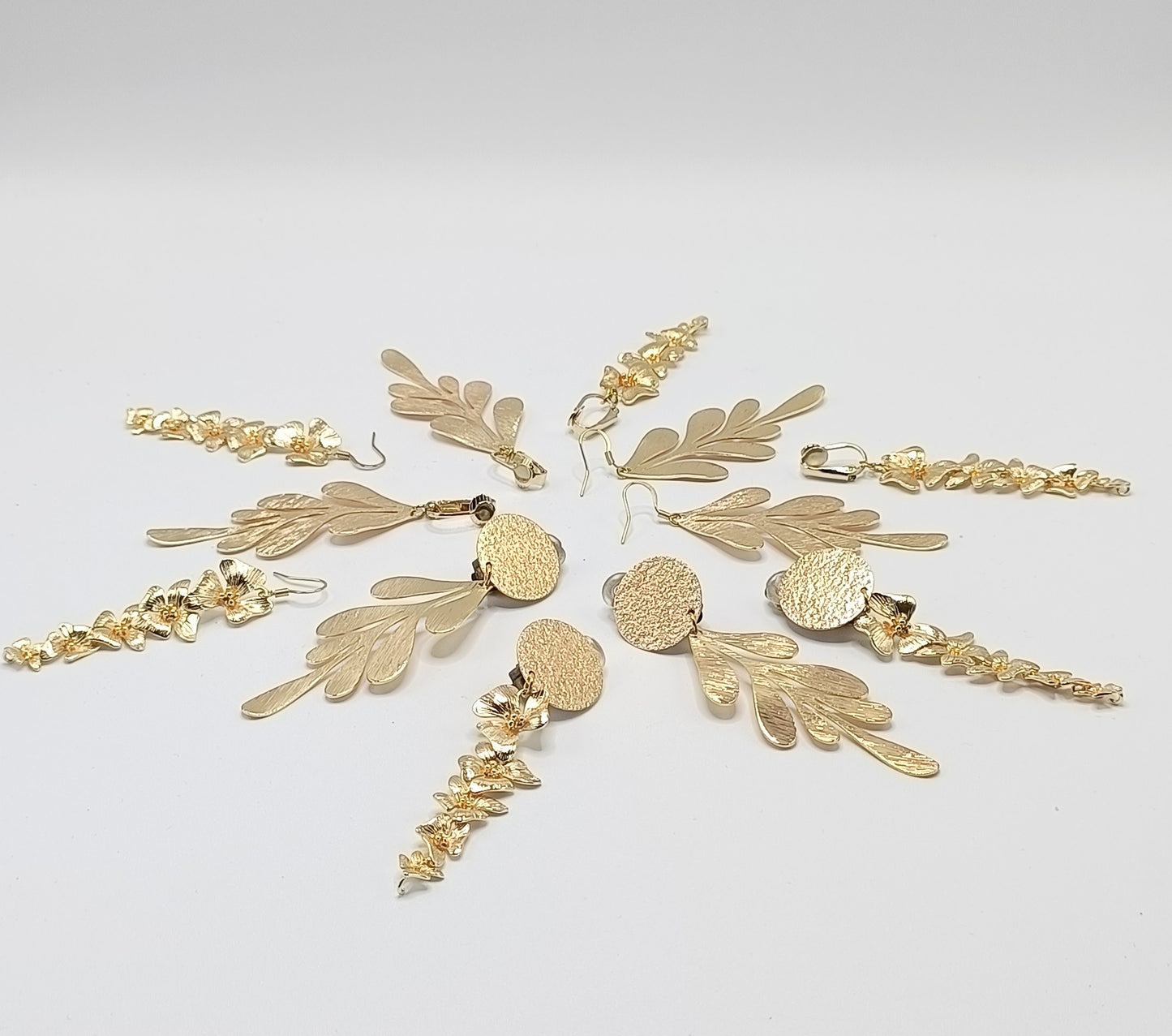 Ambroisine, boucles d'oreilles clips dorées, grandes fleurs pendantes 18K, également en percées ou cabochons