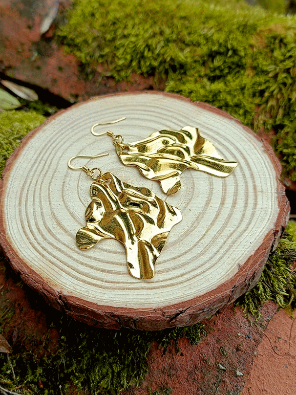 Arabesques, les boucles d'oreilles dorées or fin martelées, percées ou clips