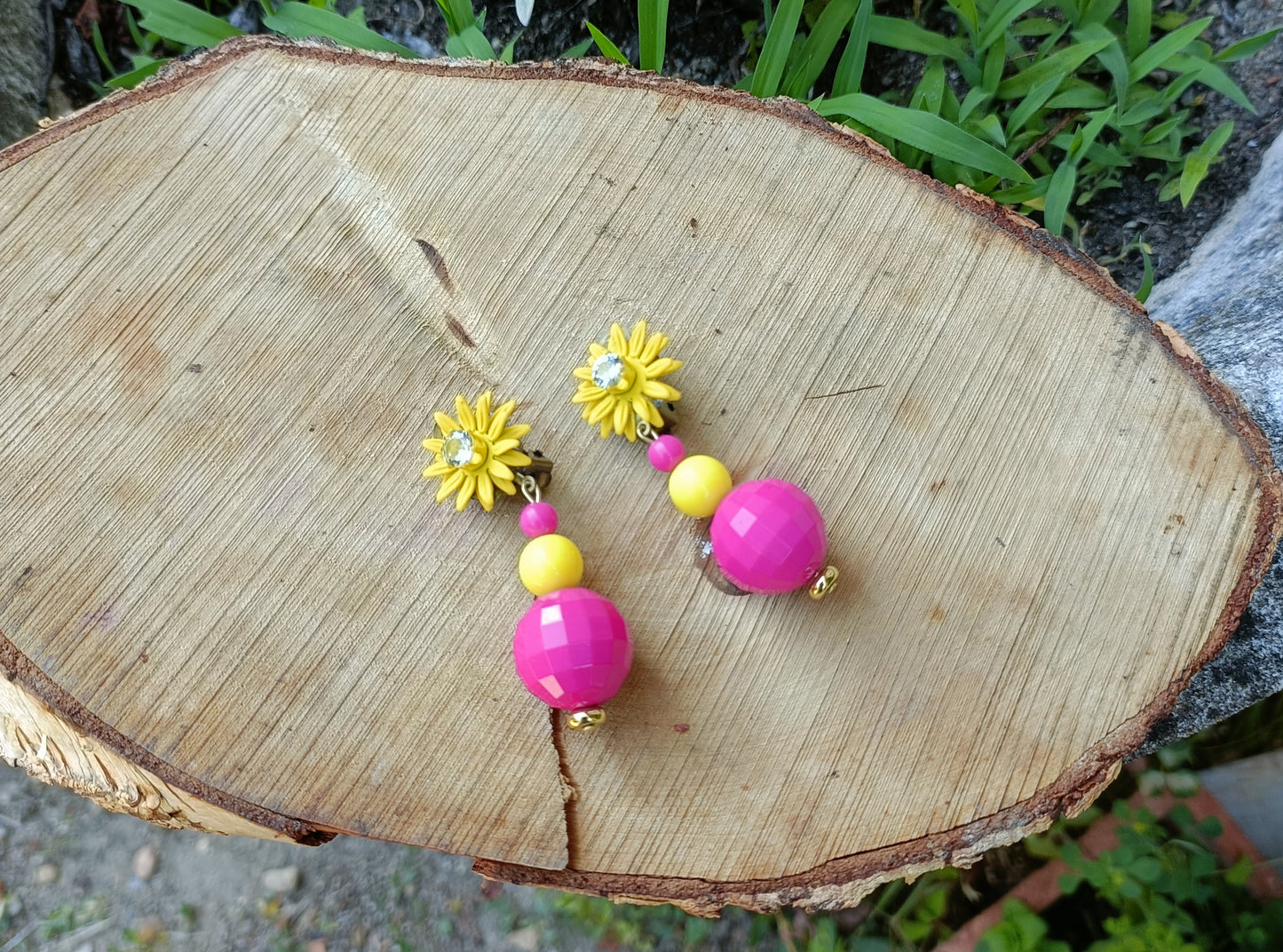 Athénais, les boucles d'oreilles clips fleurs jaunes , perles en acrylique fushia et jaunes