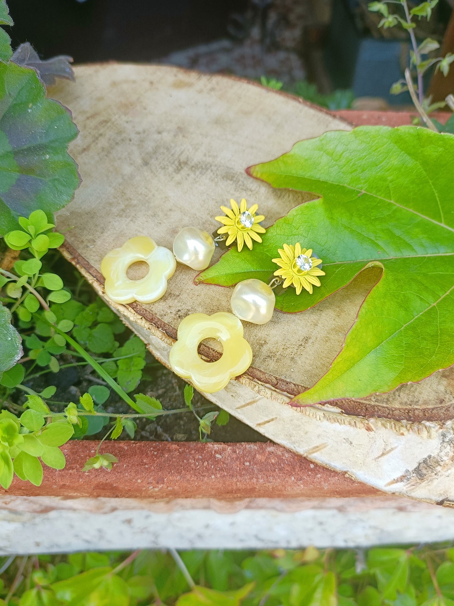 Athénais, les boucles d'oreilles clips fleurs jaunes indolores, perles blanches en verre et fleurs jaunes marbrées en acrylique
