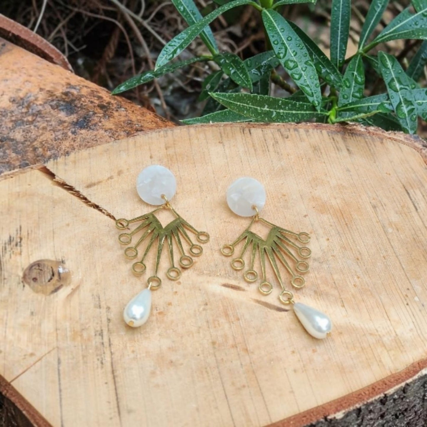 Athénais, les grandes boucles d'oreilles dorées en acier inoxydable, puces blanc marbré en acrylique et perles gouttes blanches en verre