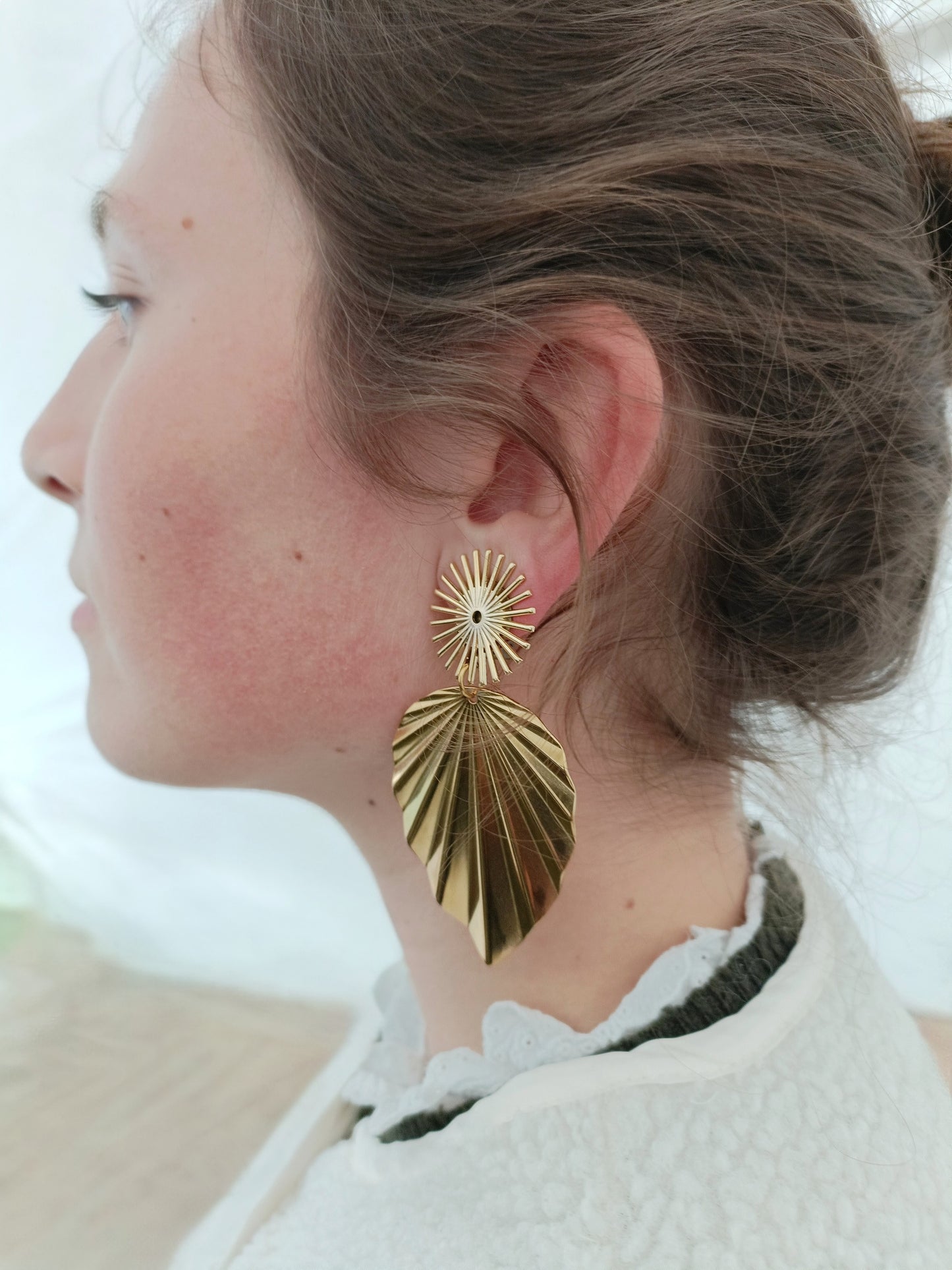 Augustine, les grandes boucles d'oreilles clips soleil et feuilles dorés or fin