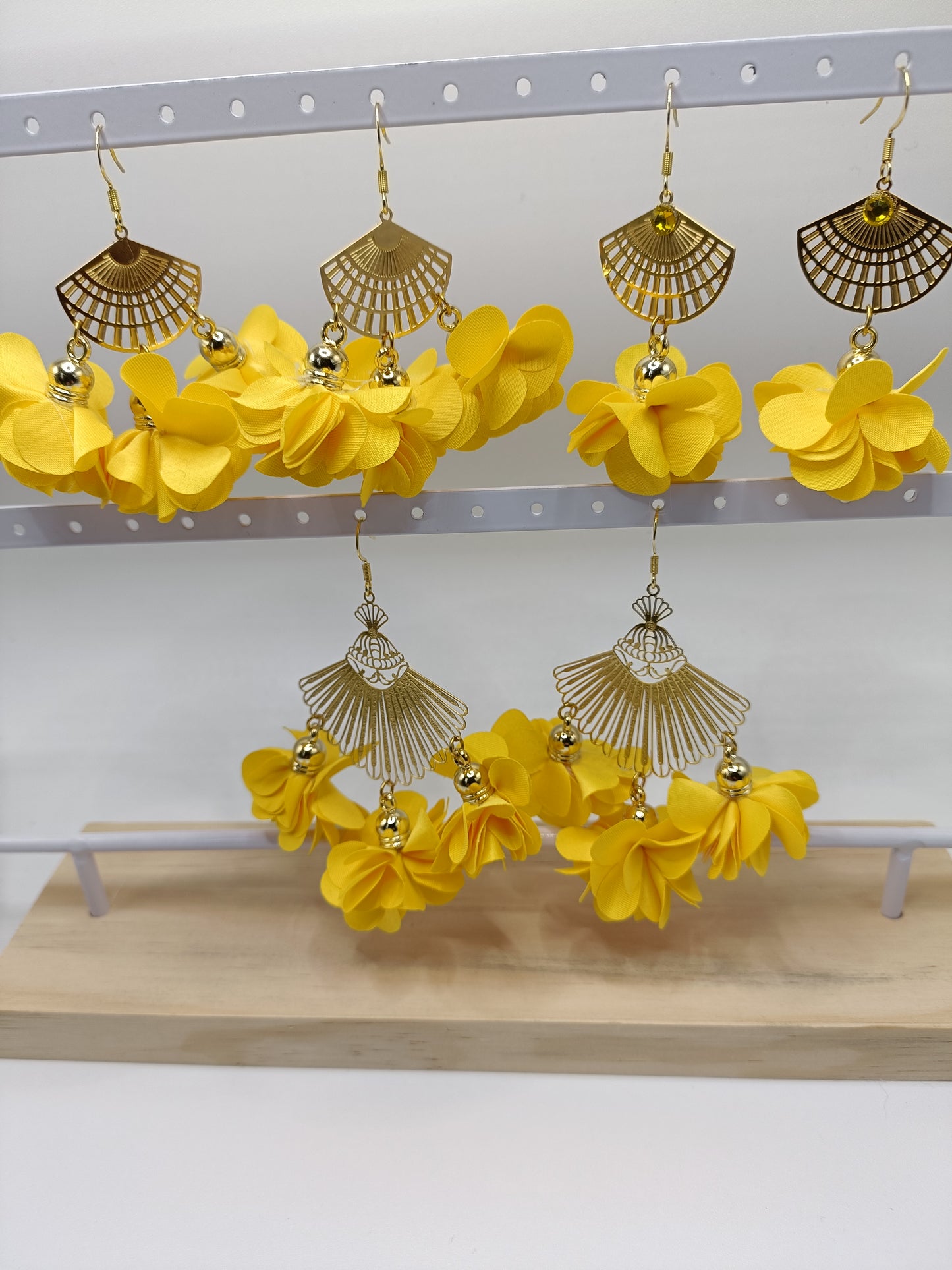 Les Benoîte, grand modèle, éventails en acier inoxydable et fleurs pétales jaunes en tissu