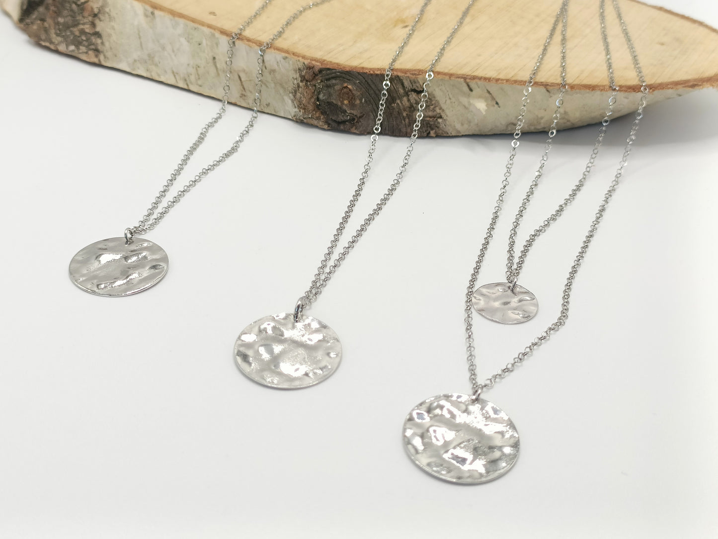 Collier court argenté Berthie en acier inoxydable et médaille martelée en laiton de qualité supérieure , ainsi que le modèle court simple et le sautoir Berthie