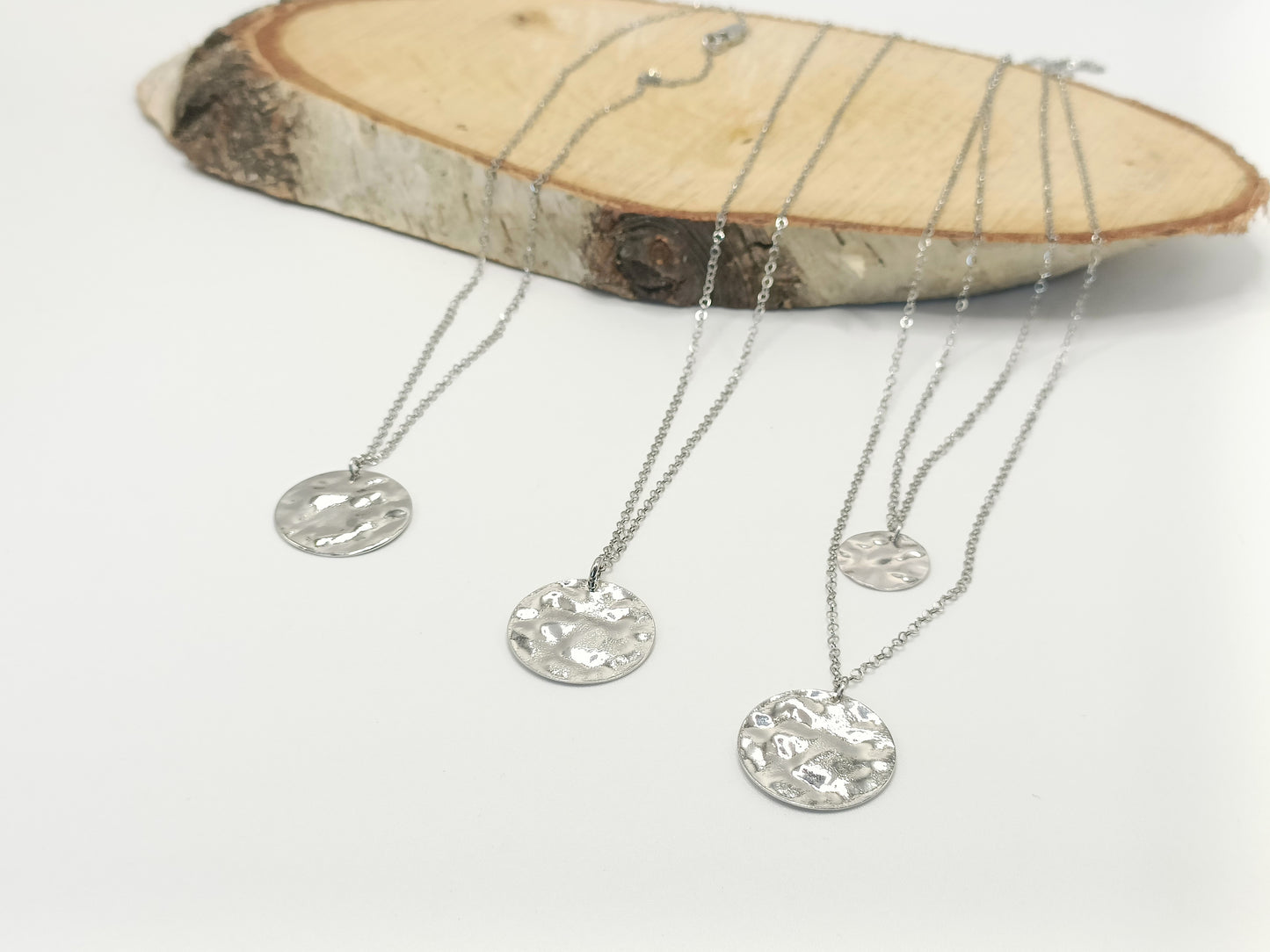 Sautoir argenté Berthie en acier inoxydable et belle médaille martelée, ainsi que les modèles Berthie courts simple et double