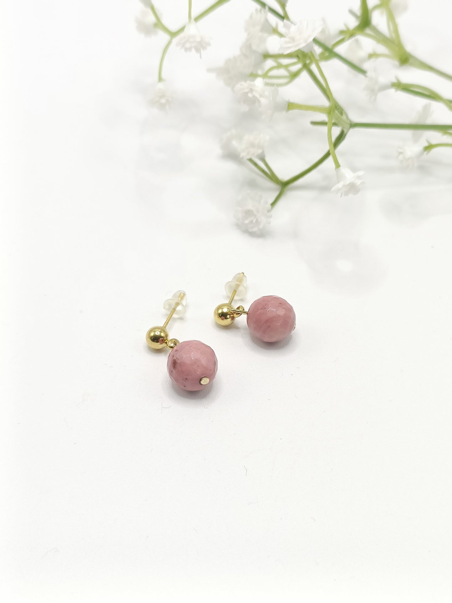 Boucles d'oreilles dorées avec puces 18k et pierres naturelles en agates roses facettées