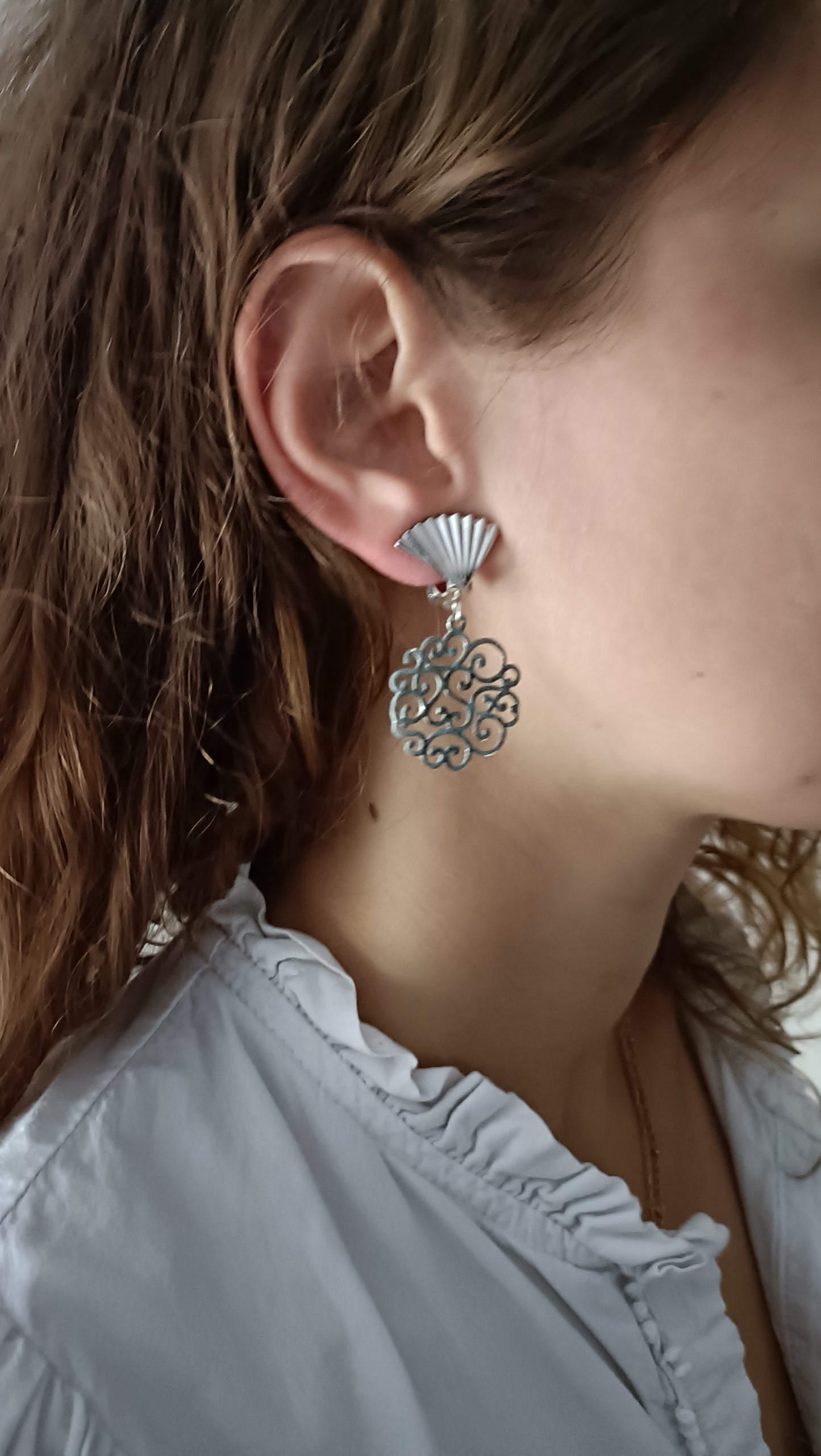 Boucles d'oreilles clips éventails argentés, estampes ajourées