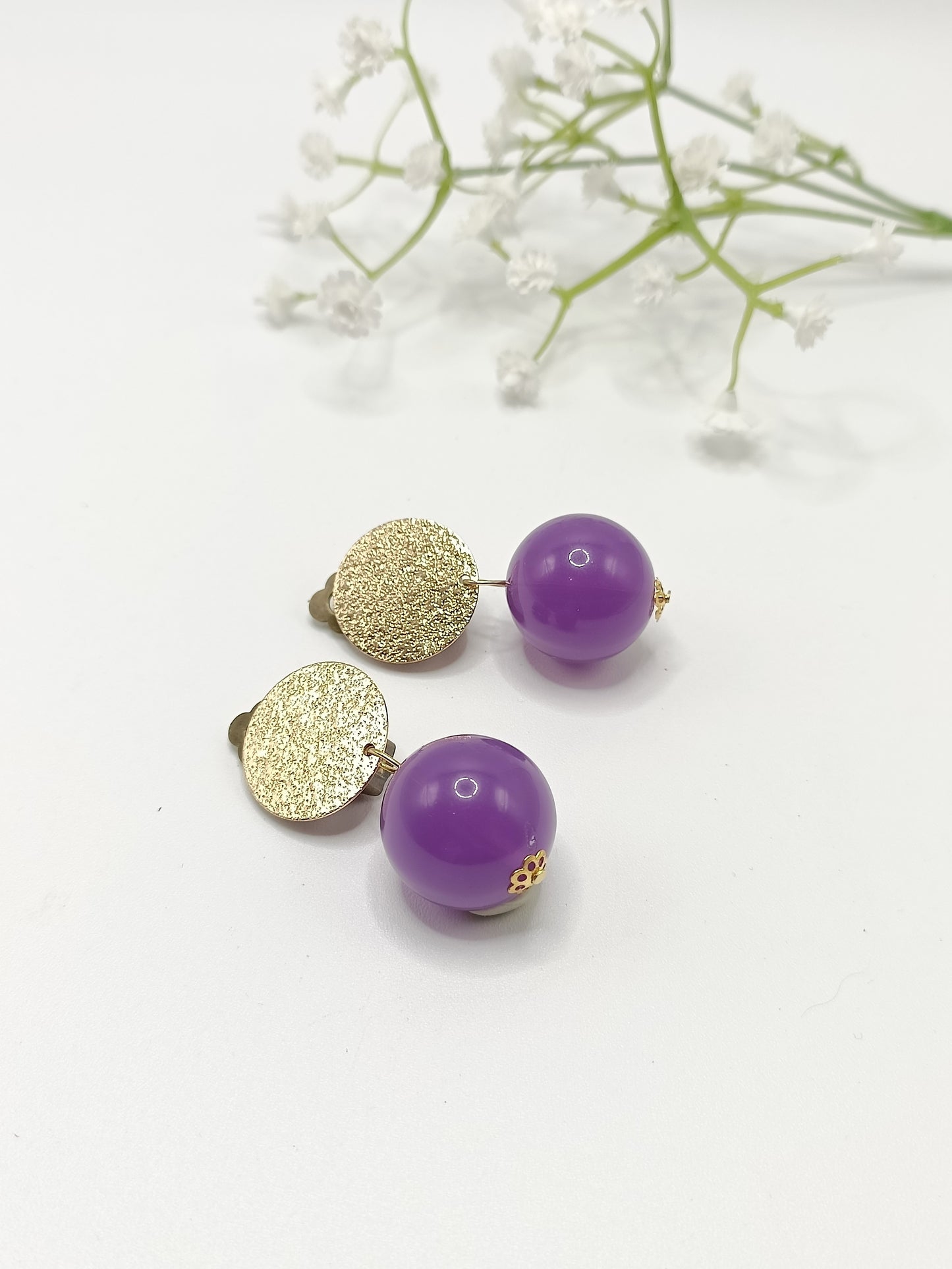 Boucles d'oreilles clips dorées et grosses perles violettes en acrylique