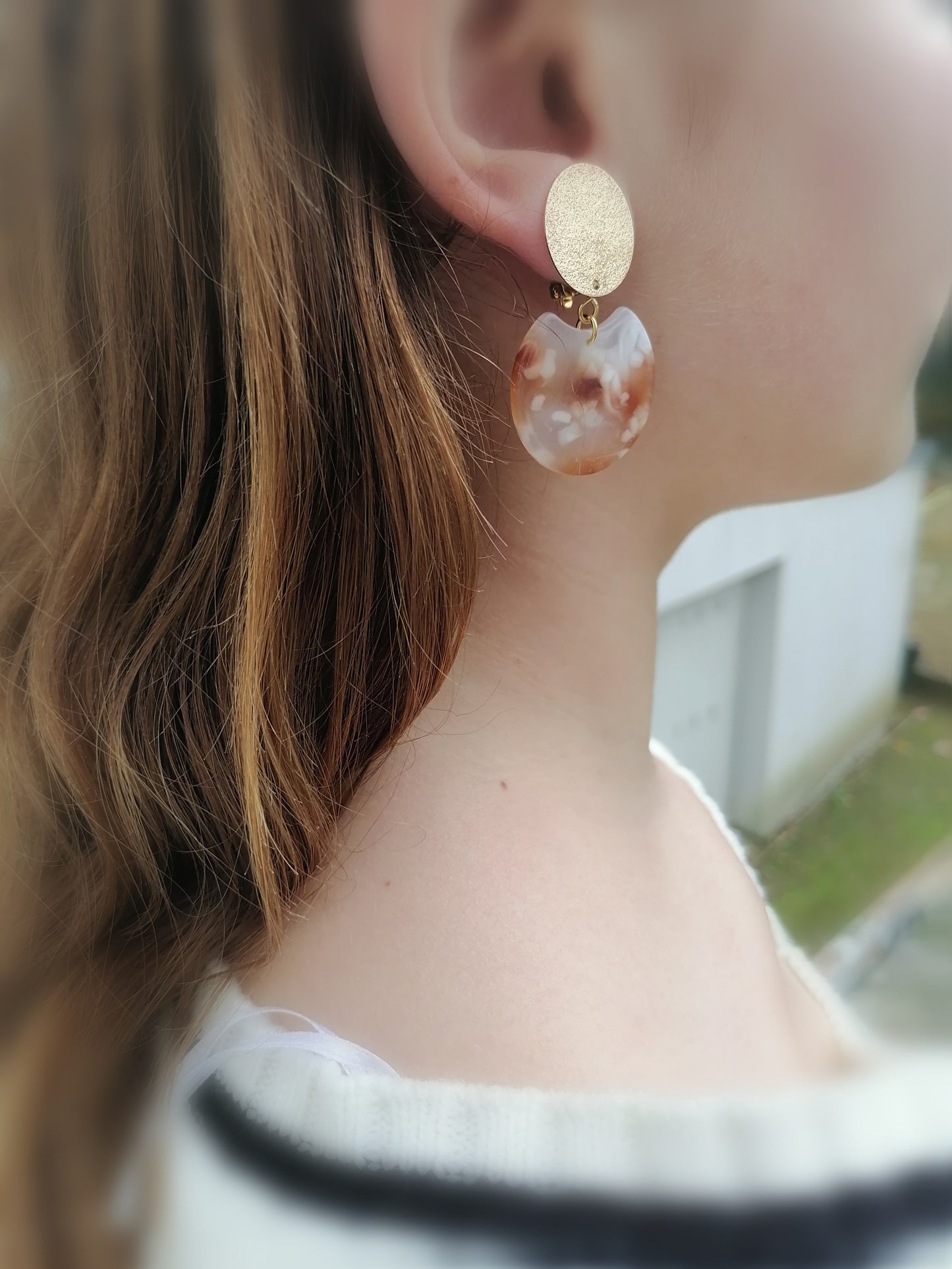 Boucles d'oreilles clips dorés, en acétate marbré marron, beige et blanc