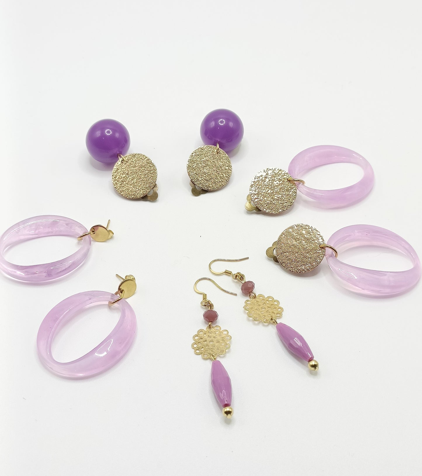 boucles d'oreilles dorées, percées ou clips et perles lilas, parme ou violettes