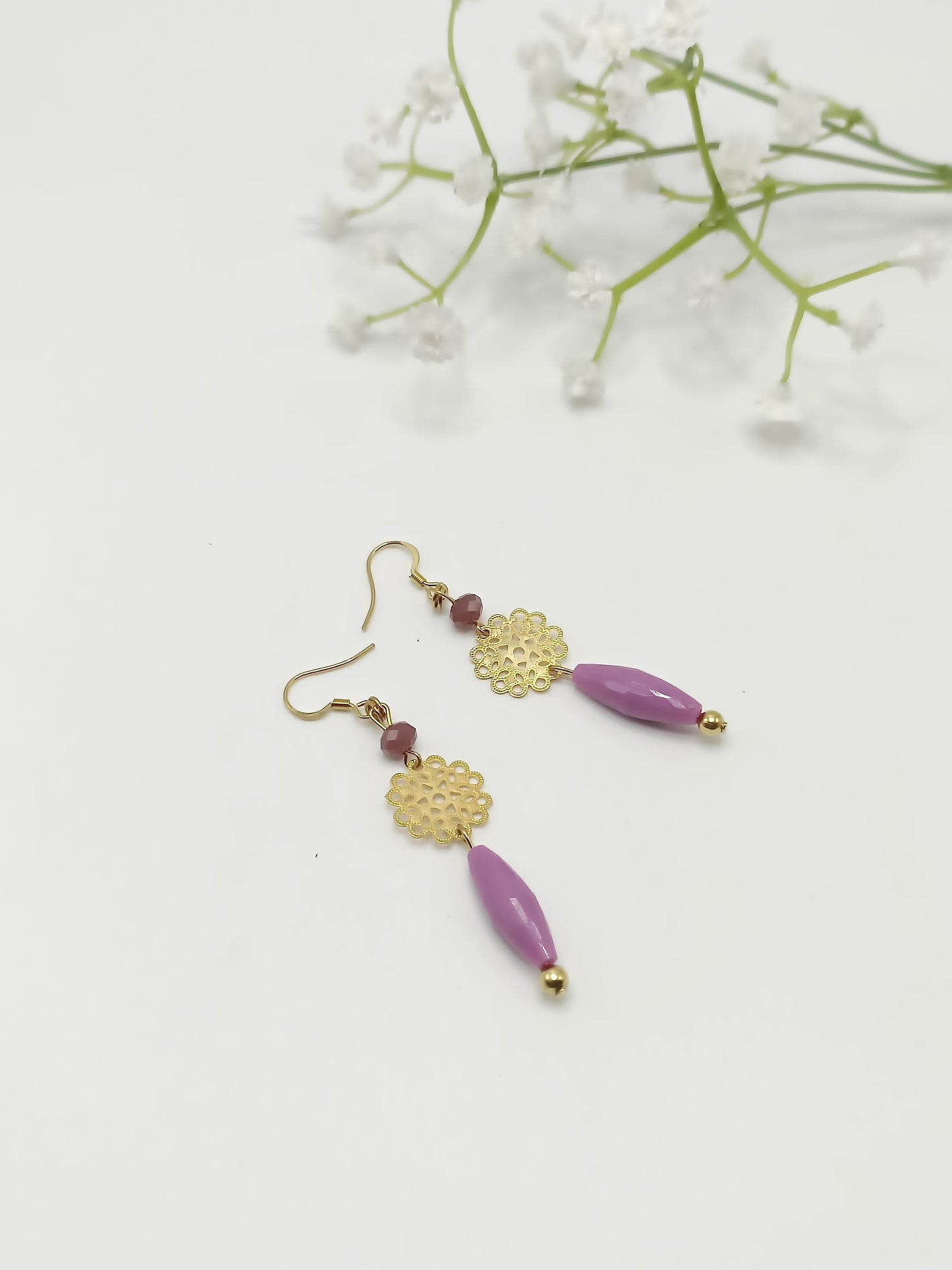 boucles d'oreilles fines dorées or fin et perles lilas, percées ou clips