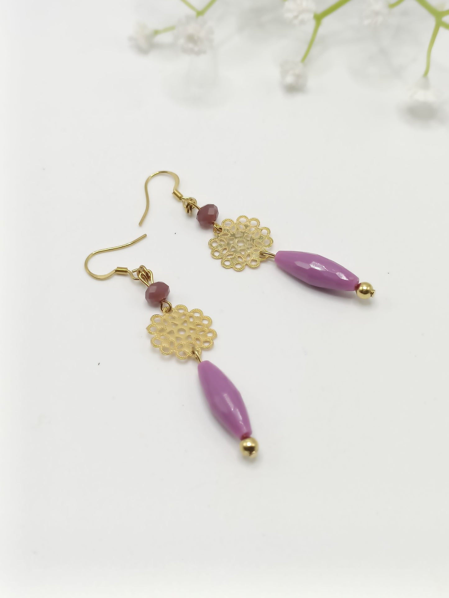 boucles d'oreilles fines dorées or fin et perles lilas, percées ou clips