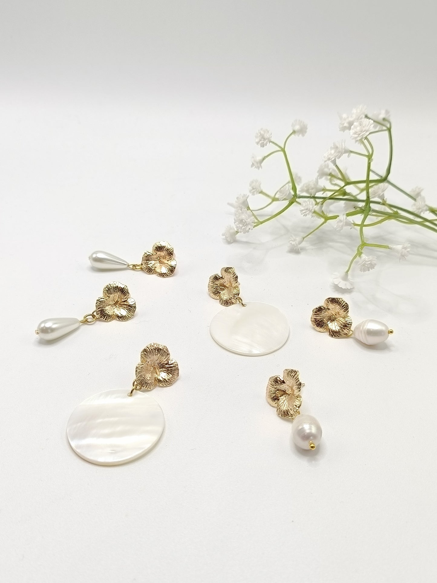 Iris, les boucles d'oreilles fleurs 18K avec perles gouttes, perles de culture ou nacre