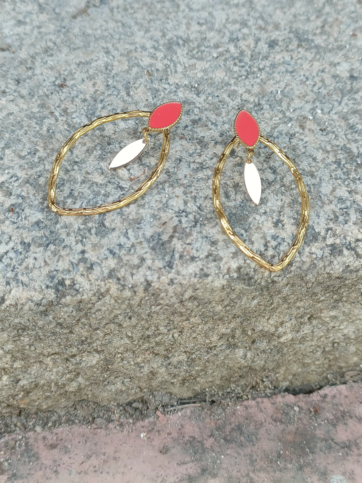 Boucles d'oreilles puces dorées et rouges