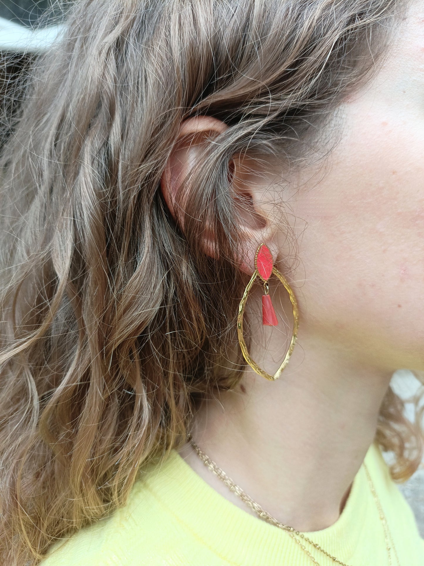 Boucles d'oreilles puces dorées et rouges