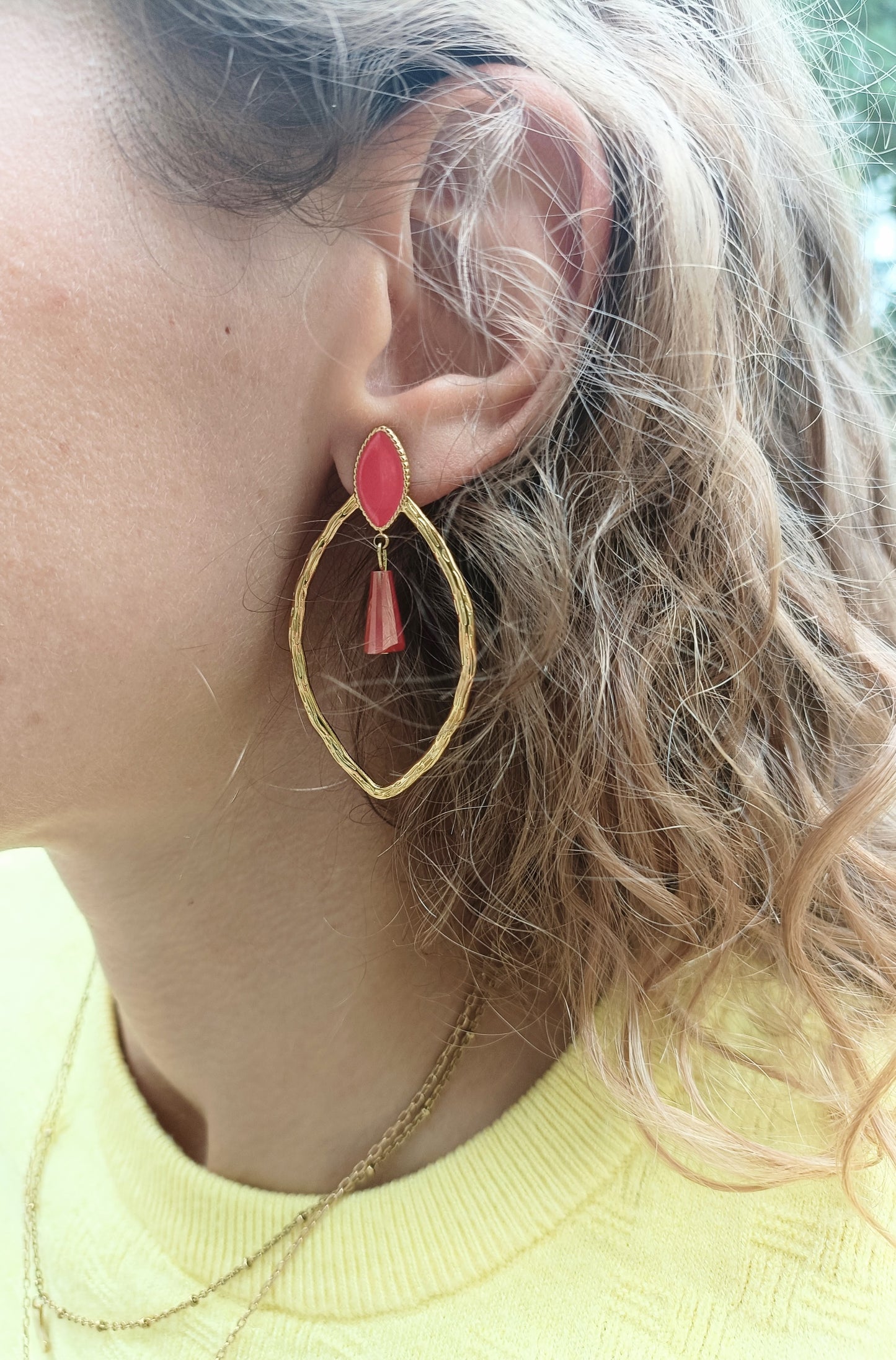 Boucles d'oreilles puces dorées et rouges