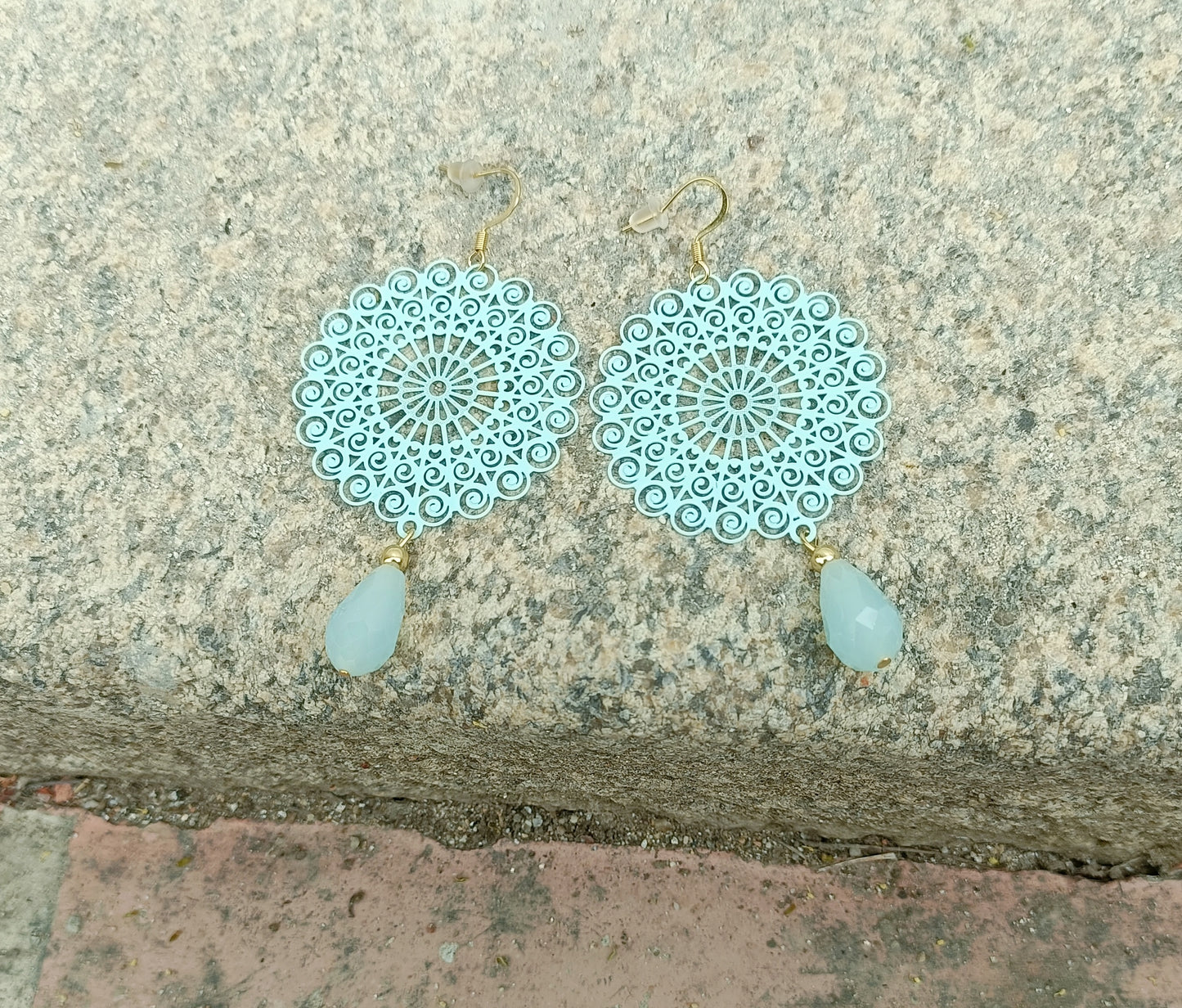 Grandes boucles d'oreilles vert d'eau Imelda, estampes rondes ajourées et perles gouttes, en percées ou clips
