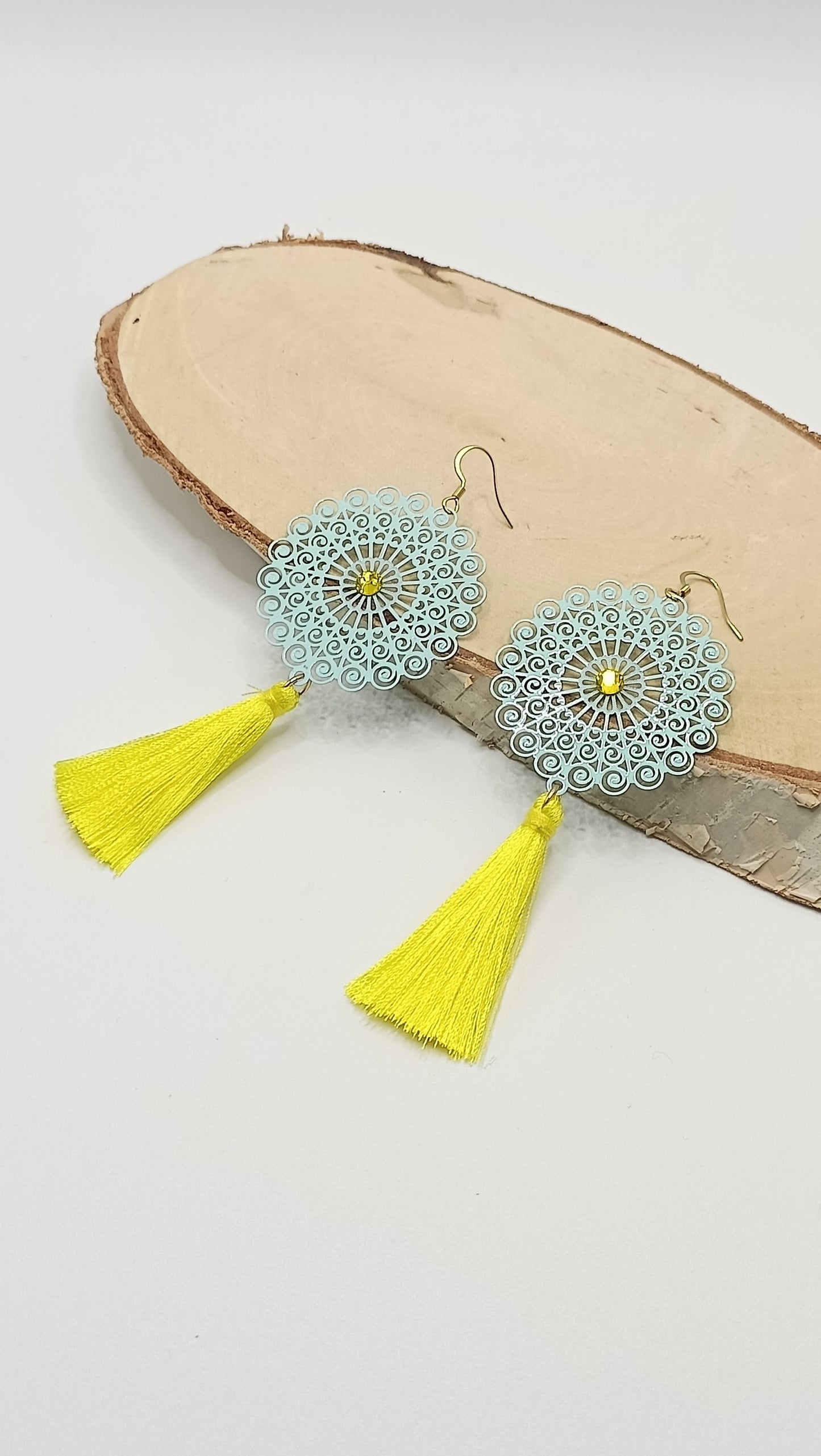 Boucles d'oreilles Imelda vert d'eau et pompons jaunes , en percées ou clips