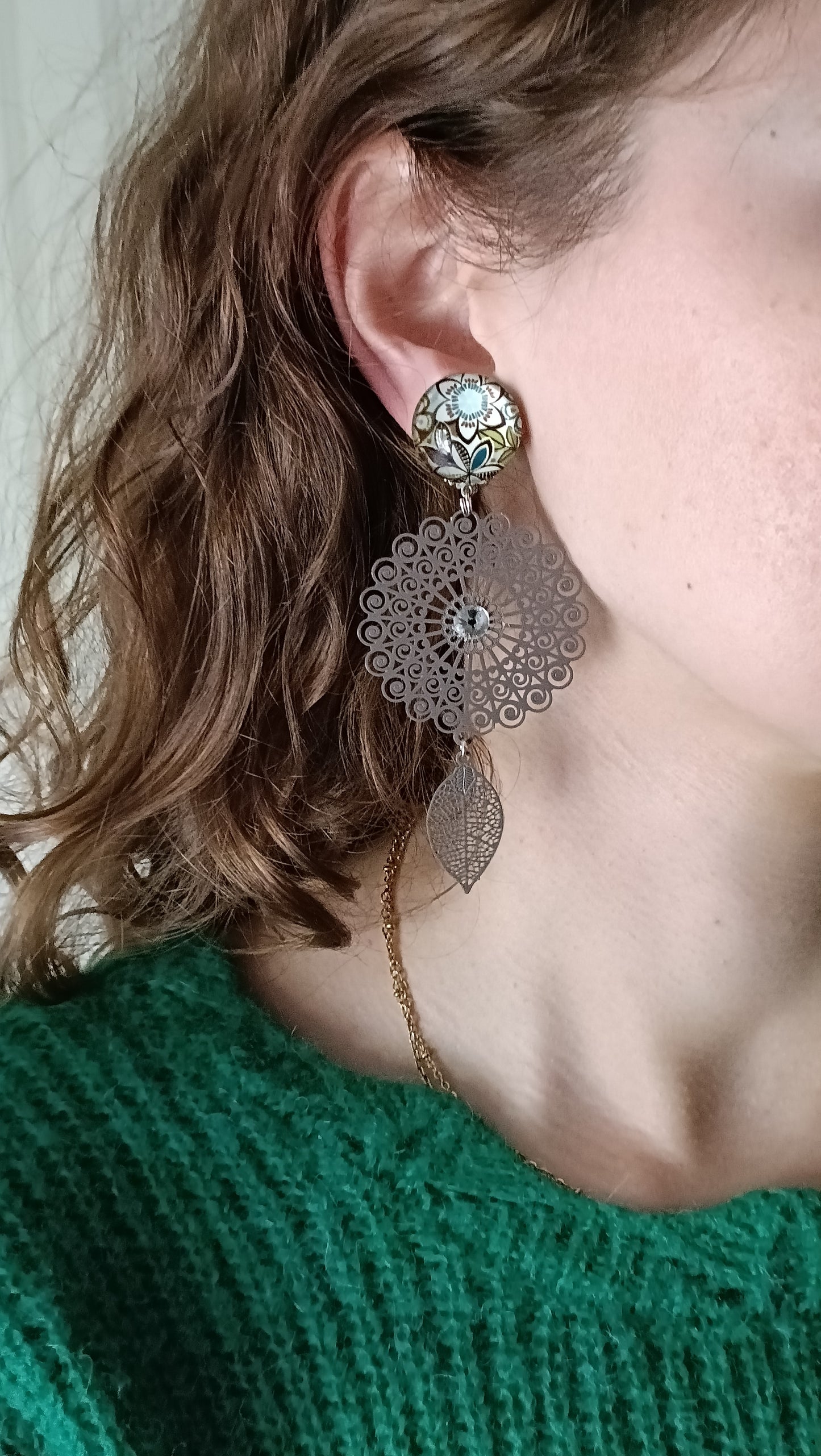 Boucles d'oreilles clips Imelda gris taupe et fleurs