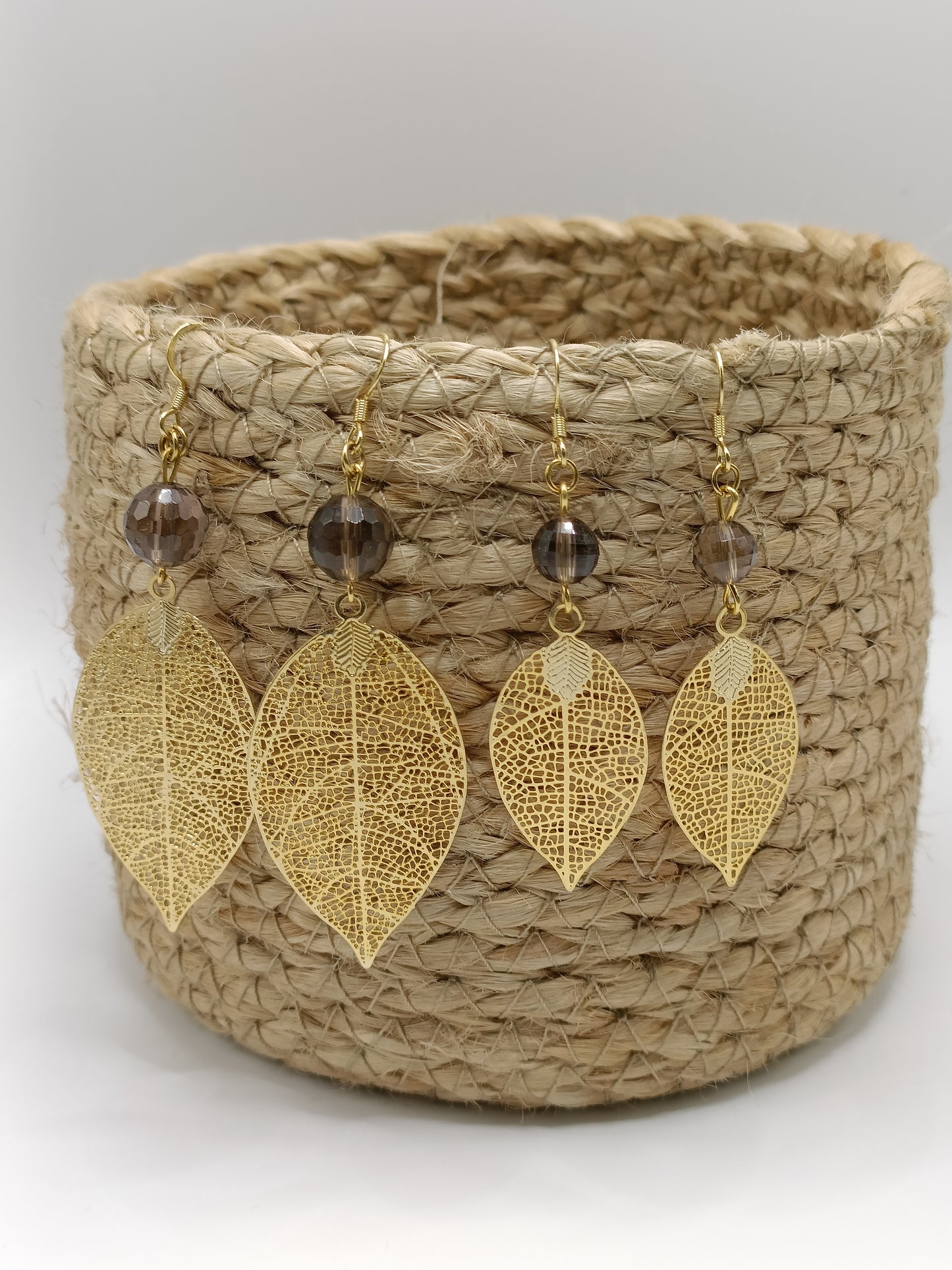 Grandes et moyennes  boucles d'oreilles feuilles dorées or fin, percées ou clips, et quartz fumé facetté