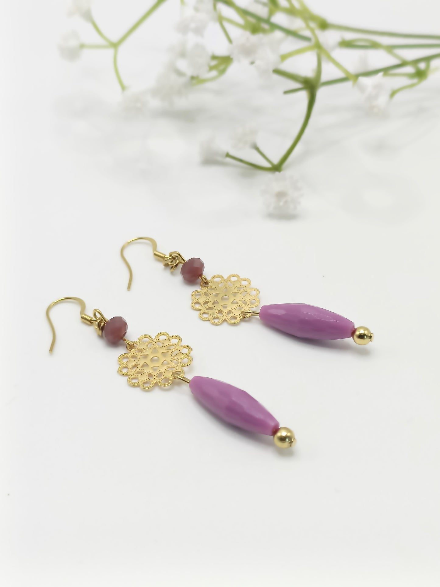 Boucles d'oreilles fines dorées or fin et perles lilas, percées ou clips