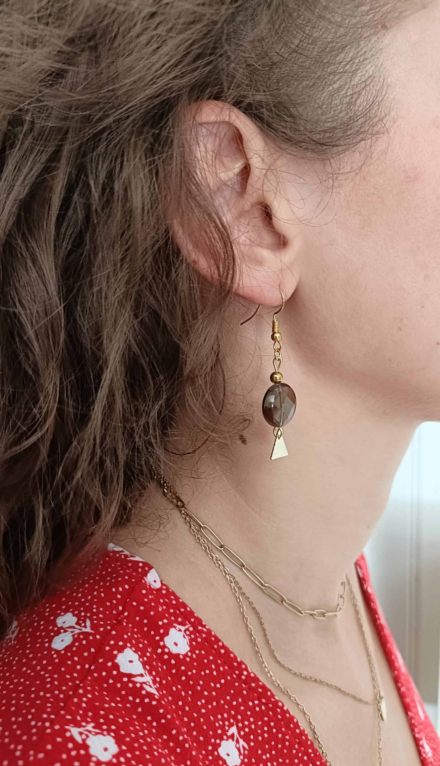 Boucles d'oreilles quarts fumé facetté et petits triangles dorés or fin, dormeuses ou clips