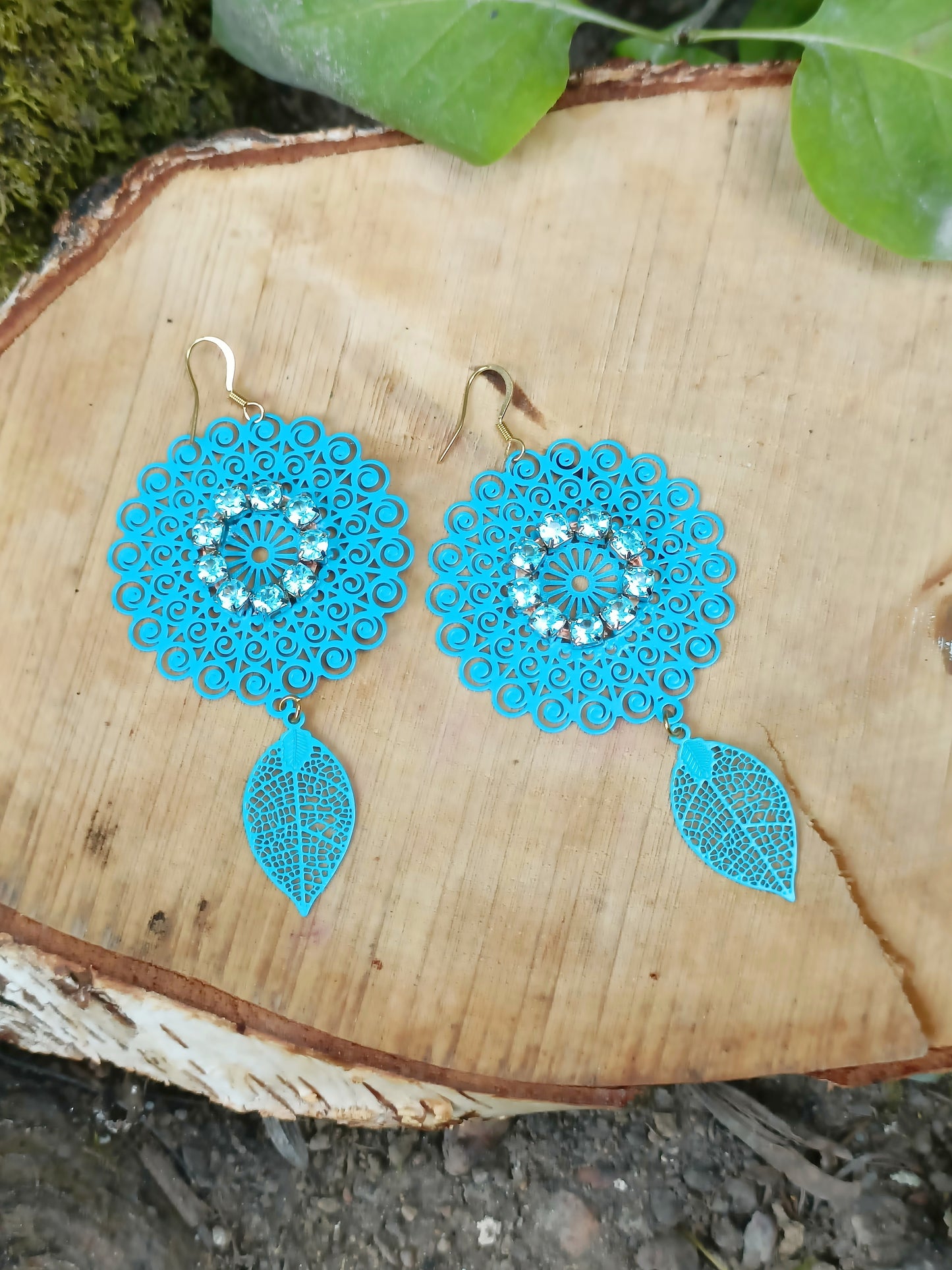 Grandes boucles d'oreilles turquoises Imelda avec strass et petites feuilles, estampes rondes ajourées, en percées ou clips
