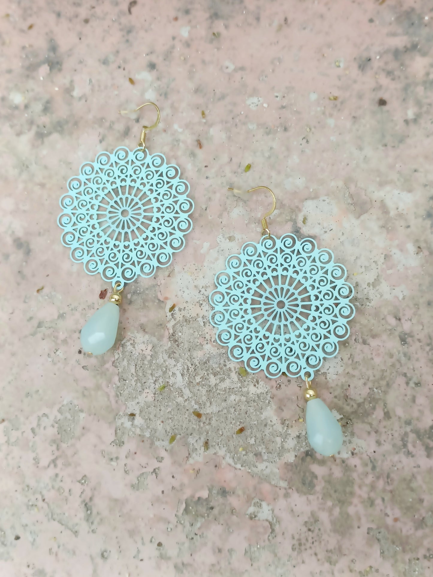 Grandes boucles d'oreilles Imelda vert d'eau , estampes ajourées et et perles gouttes, percées ou clips