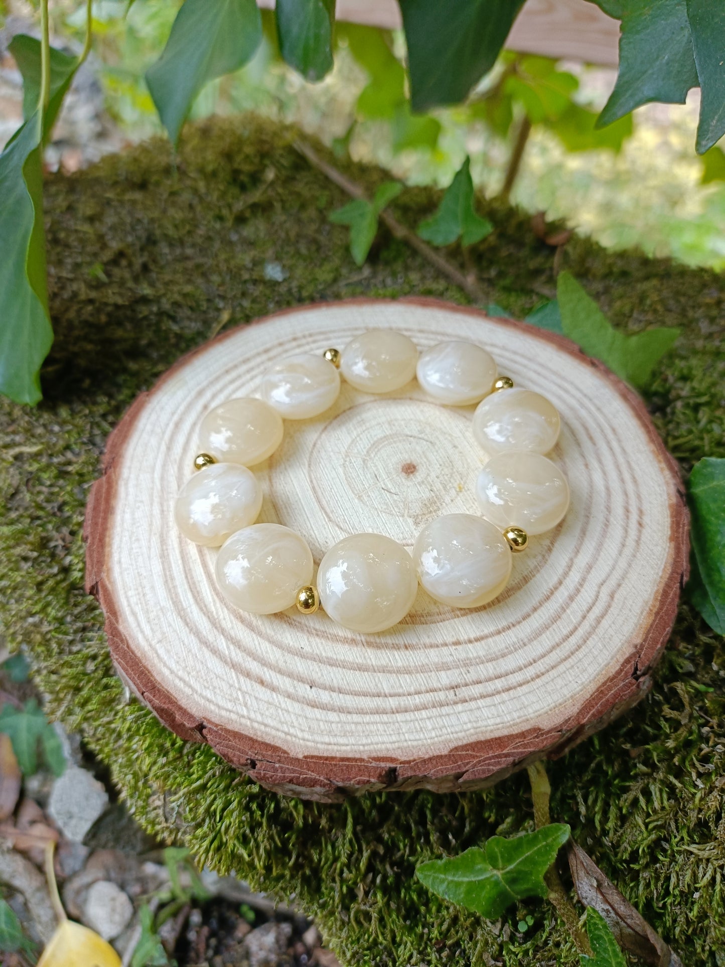 Bracelet élastiqué avec perles rondes plates beige marbré et perles dorées en acier inoxydable, taille standard