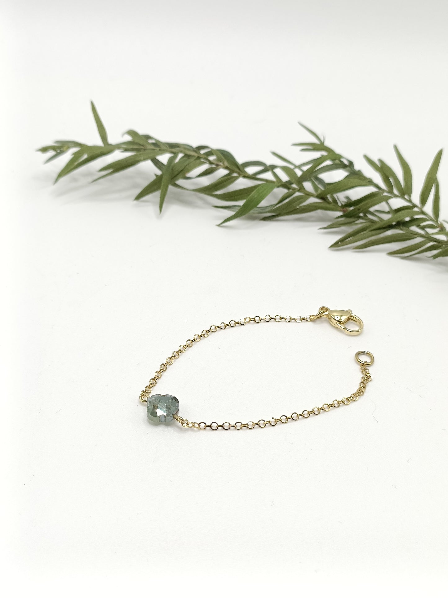 Bracelet fin doré en acier inoxydable et cristal vert facetté pour petite fille