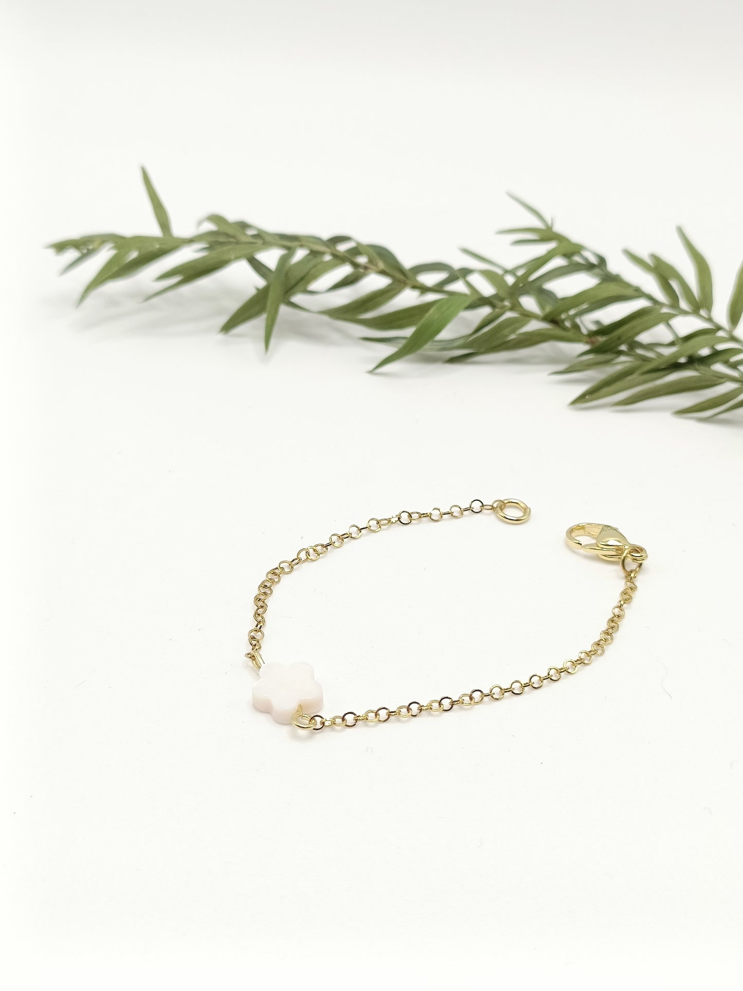 Bracelet fin doré en acier inoxydable et nacre fleur blanche pour petite fille