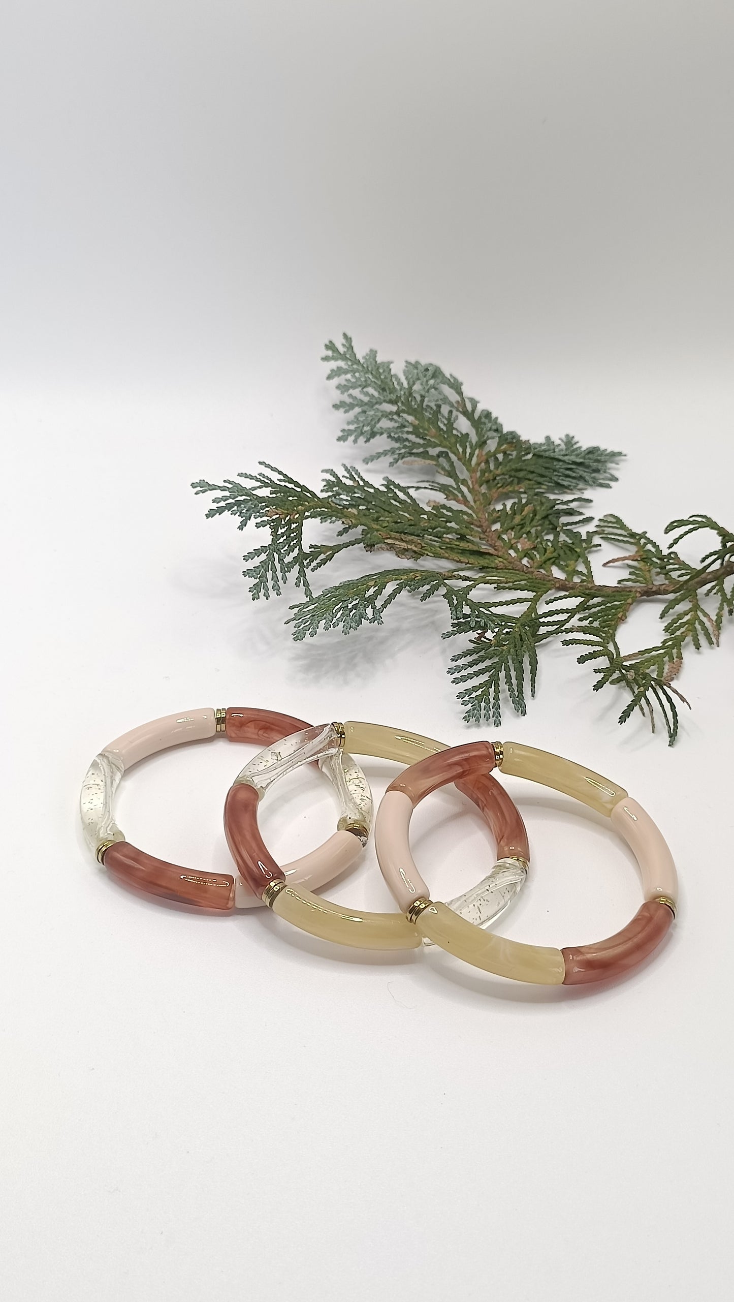 Bracelets tubes fins doré pailleté, marron et beige marbré, rose pâle et rondelles dorées en hématite