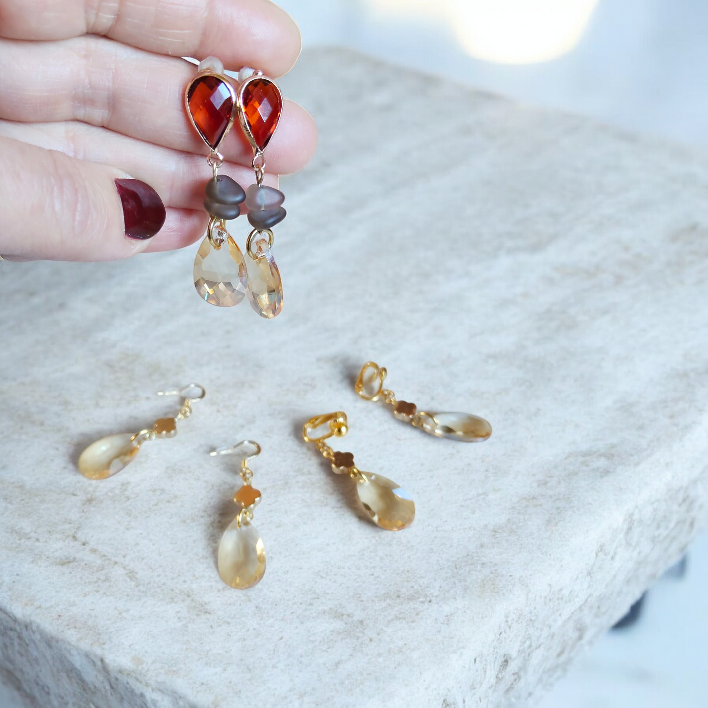 Brunilde, les boucles d'oreilles puces, gouttes et quartz fumé