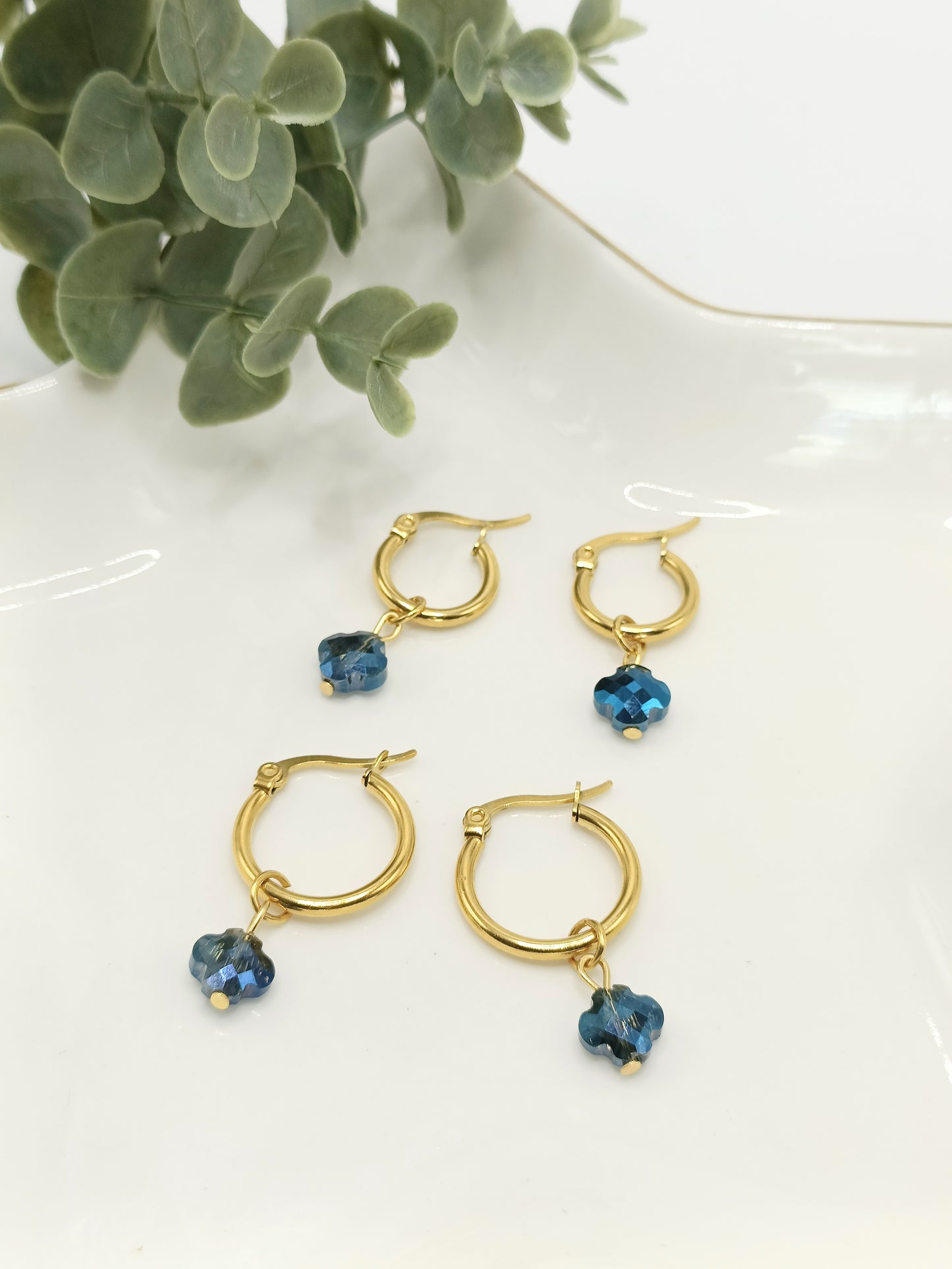 Créoles Cosima dorées 18k et breloques fleurs bleu marine en cristal