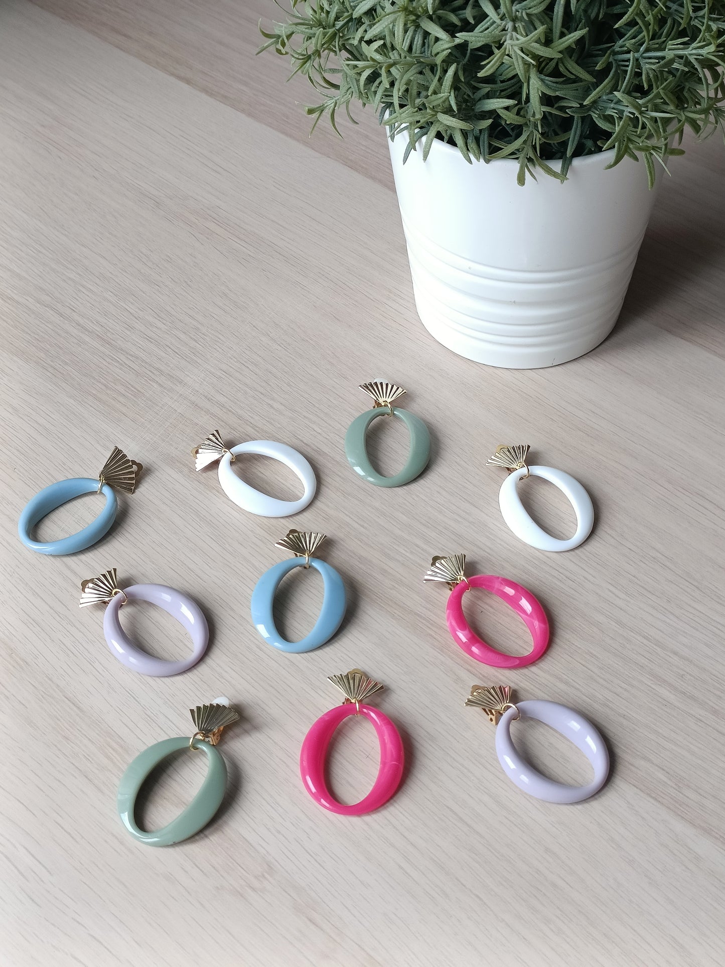 Boucles d'oreilles clips Cadix, dorés or fin en forme d'éventail, de différentes couleurs avec éléments en acrylique