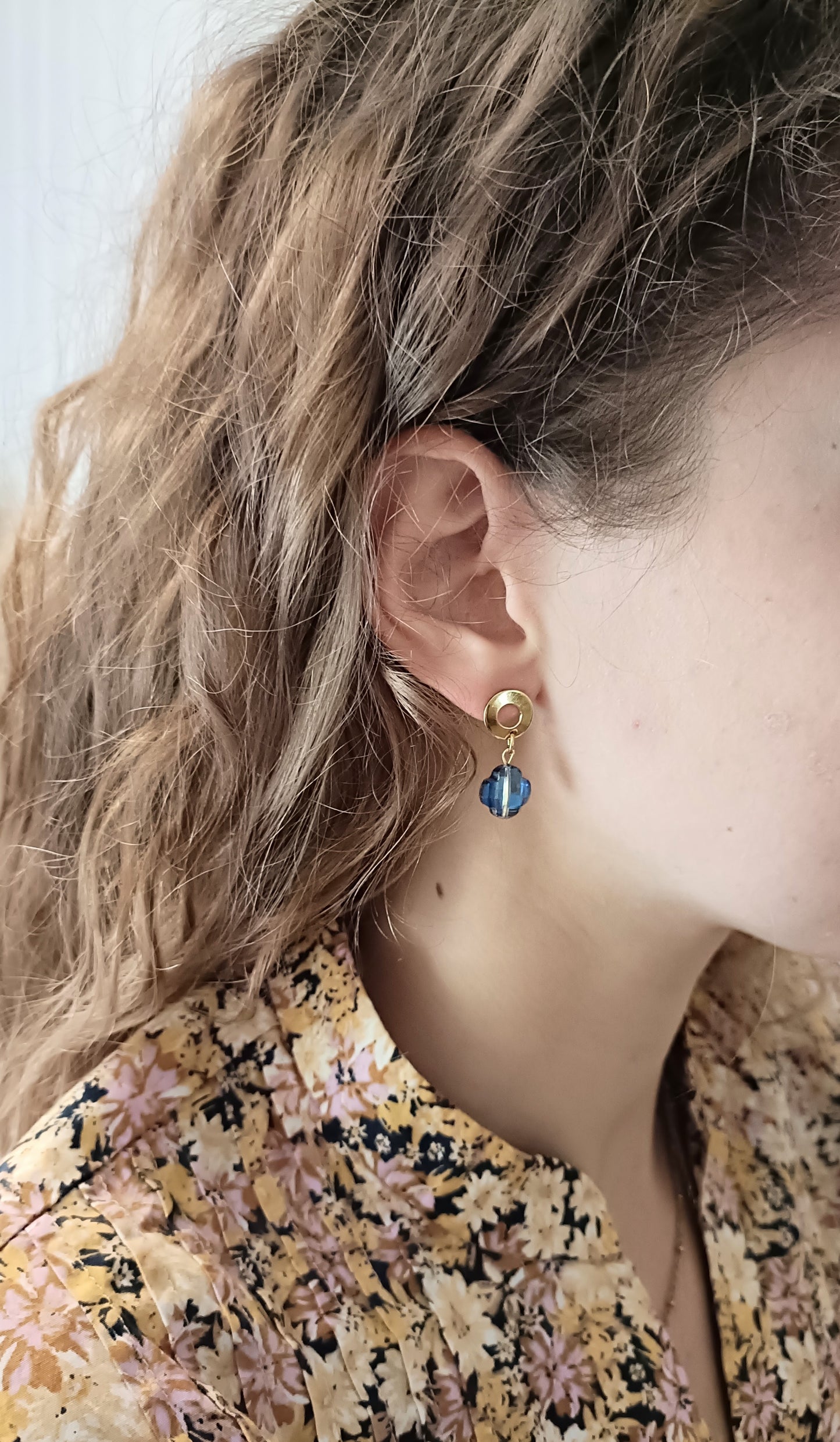 Céleste, boucles d'oreilles puces dorées 18K et fleurs bleu en cristal facetté