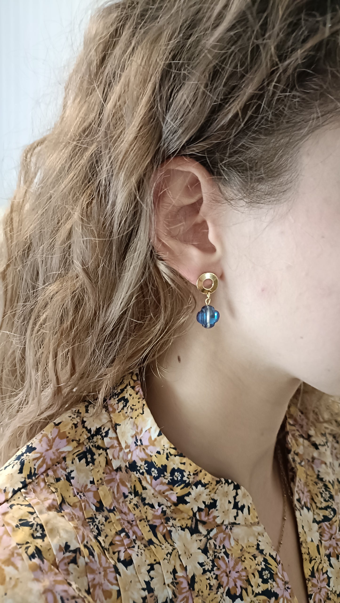 Céleste, boucles d'oreilles dorées 18K et fleurs bleu en cristal facetté