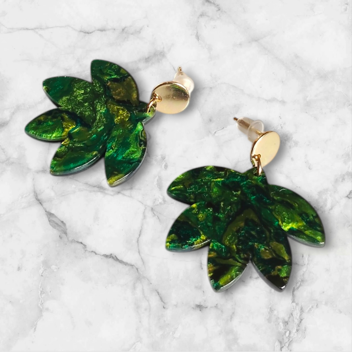 Chloris, les petites boucles d'oreilles feuilles vertes