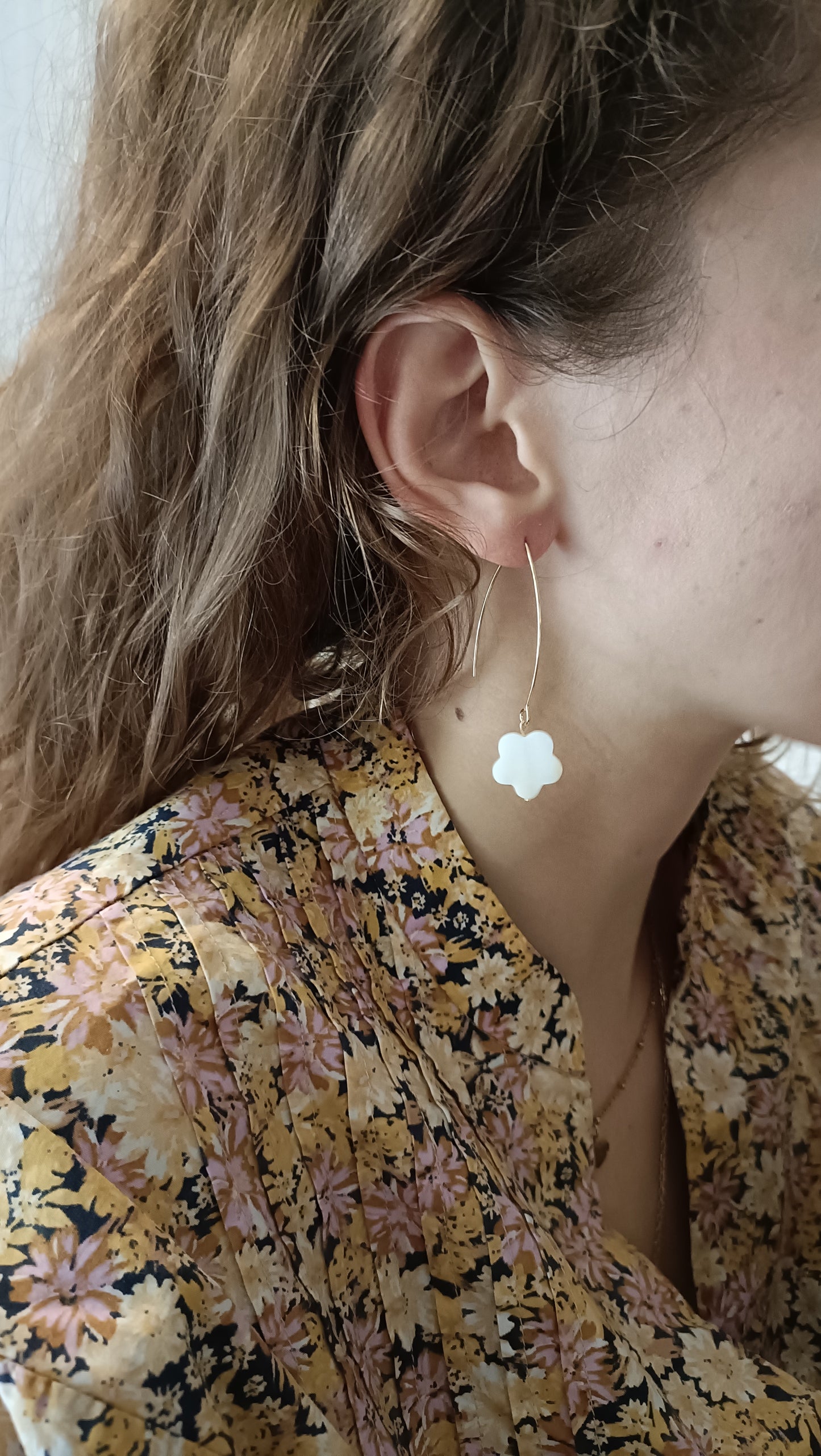 Clara, les grandes boucles d'oreilles fines dorées en acier inoxydable et fleurs en nacre blanche