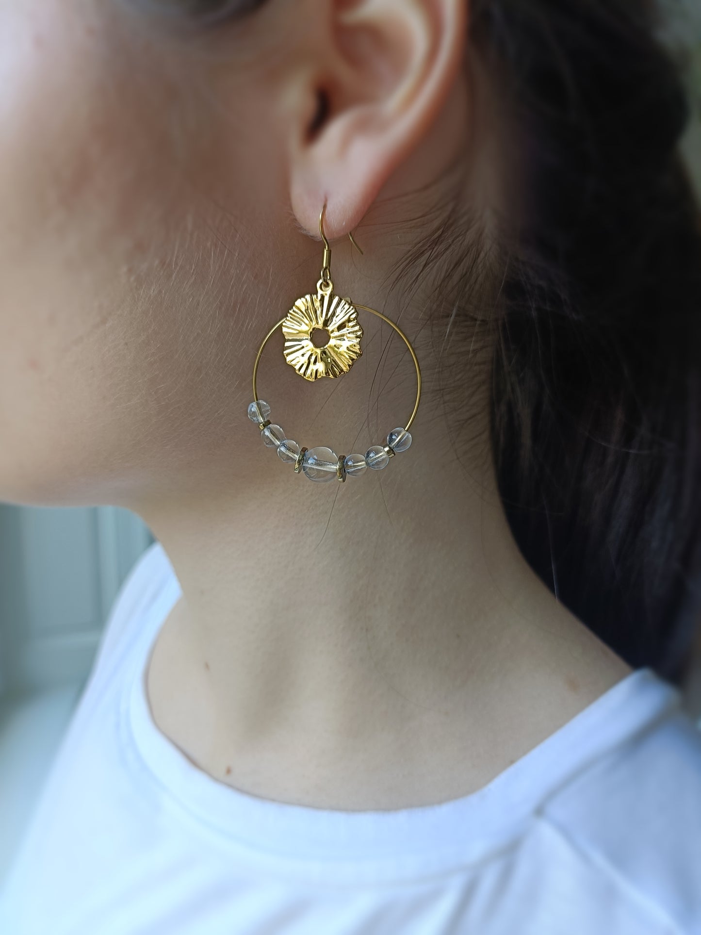 Créoles tendance soleil en acier inoxydable, perles transparentes  en verre de bohème et rondelles connecteurs en  hématite.