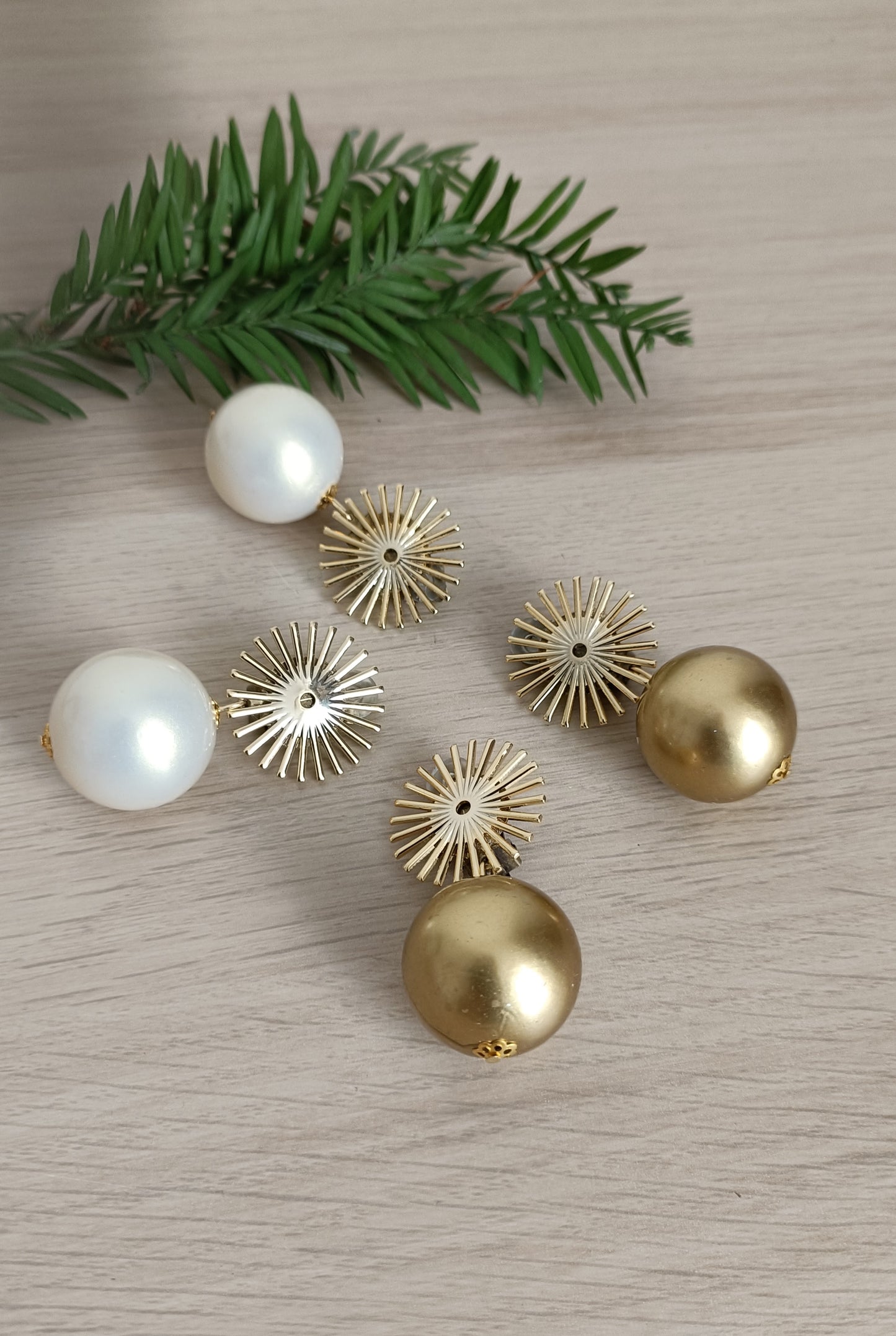 Colette, les boucles d'oreilles clips dorées or fin et grosses perles blanches ou dorées légèrement irisées