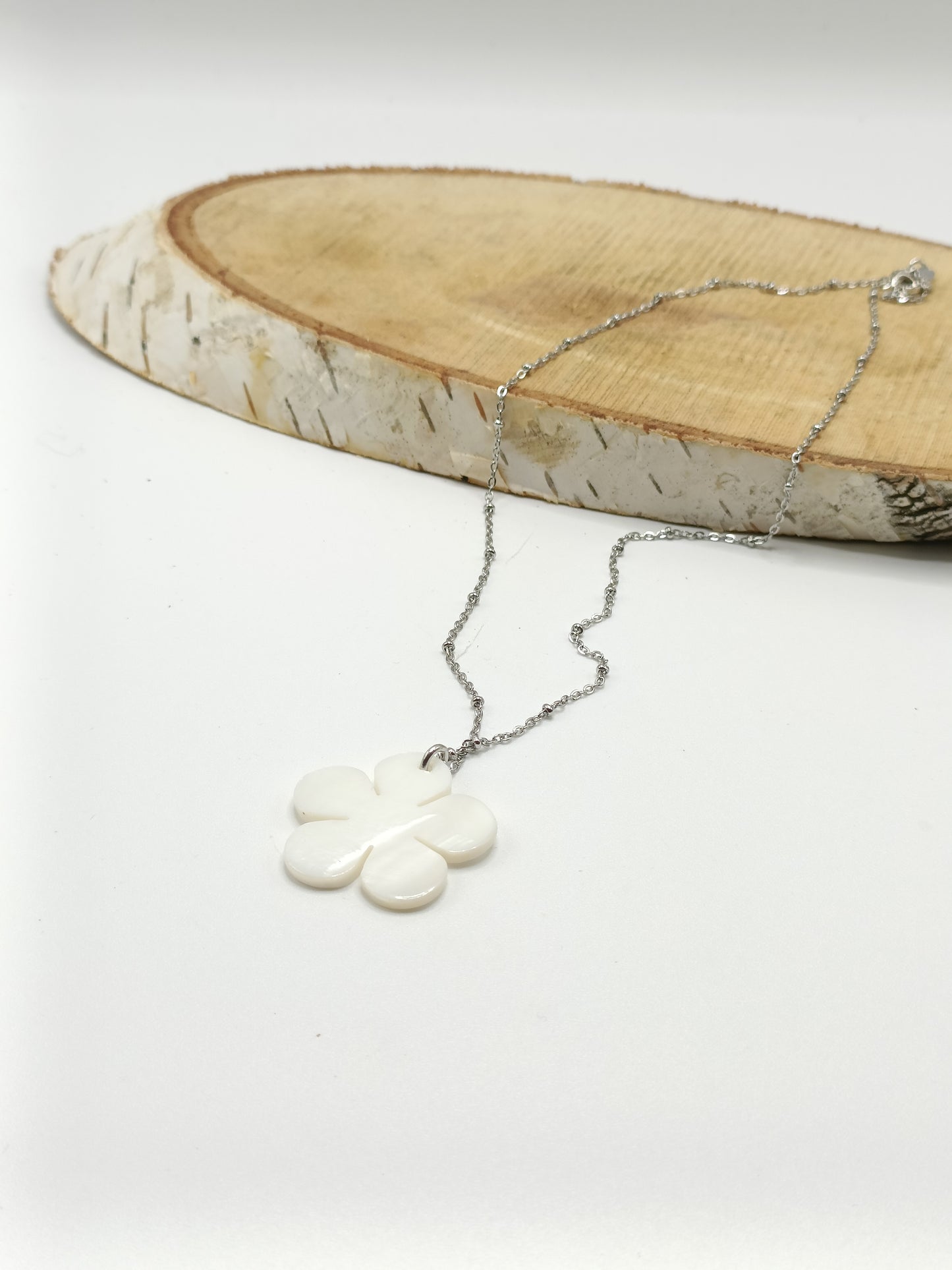 Collier argenté et nacre blanche