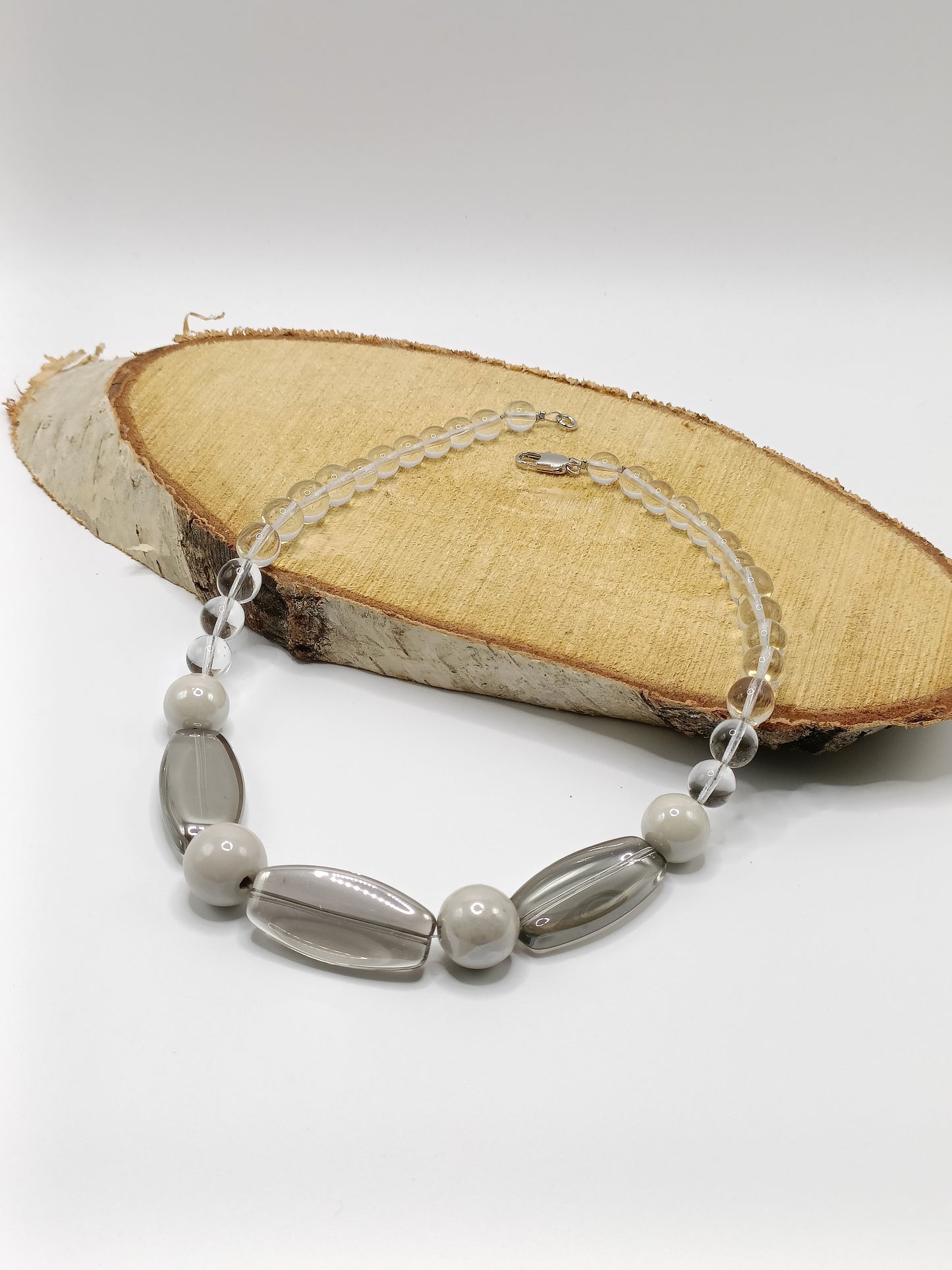 Collier court en perles de verre de bohème transparent, céramique et longues perles de verre