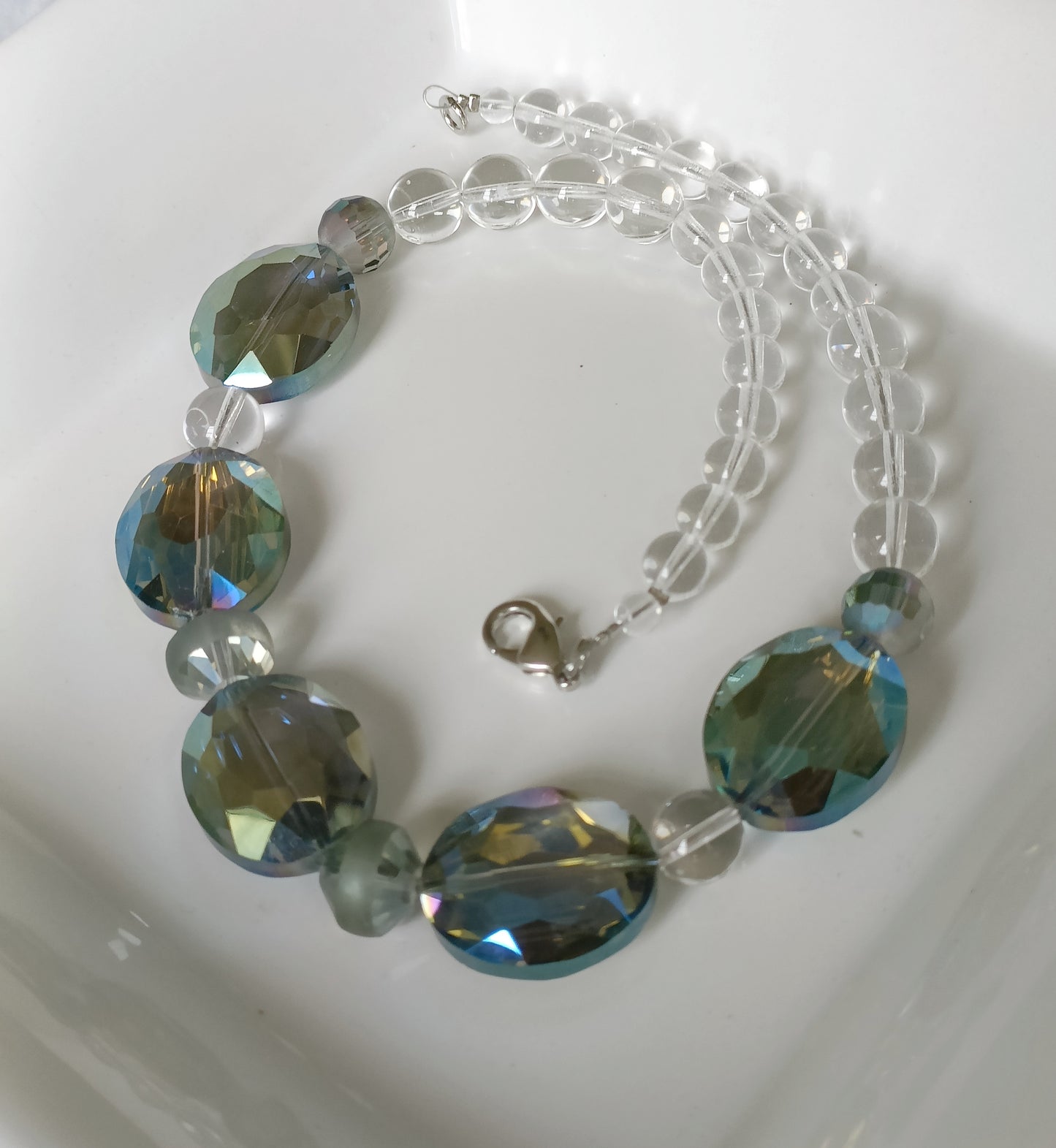 Collier classique court en cristal vert facetté et perles transparentes en verre de bohème