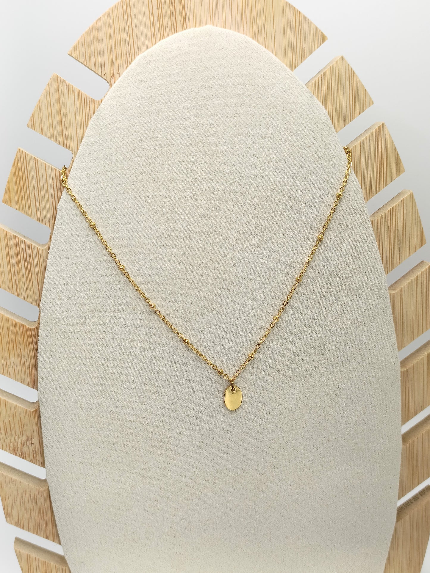 Collier court fin en acier inoxydable, maille boules dorée et petite médaille dorée allongée en acier inoxydable