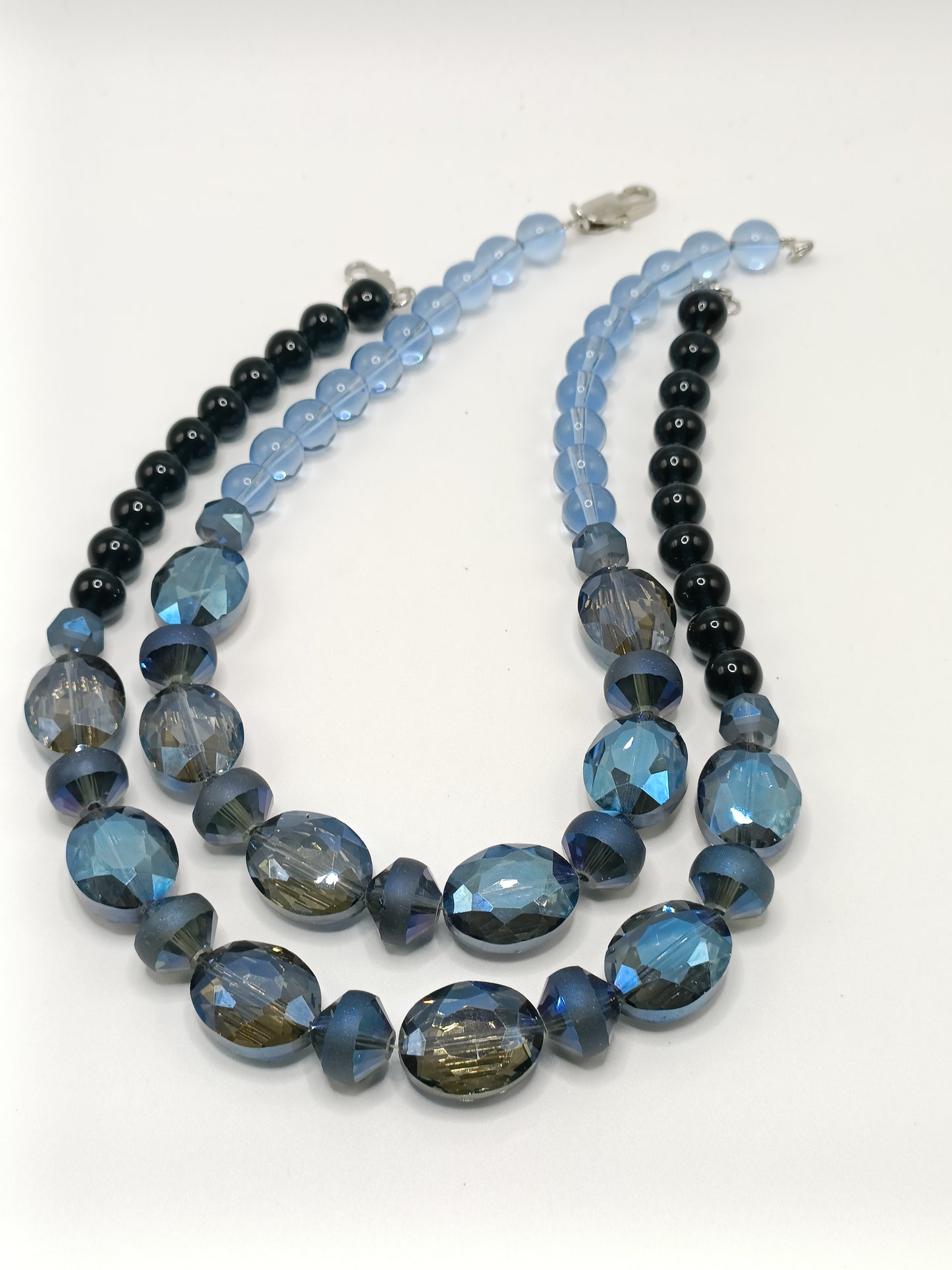 Collier court bleu en perles, cristal et verre de bohème